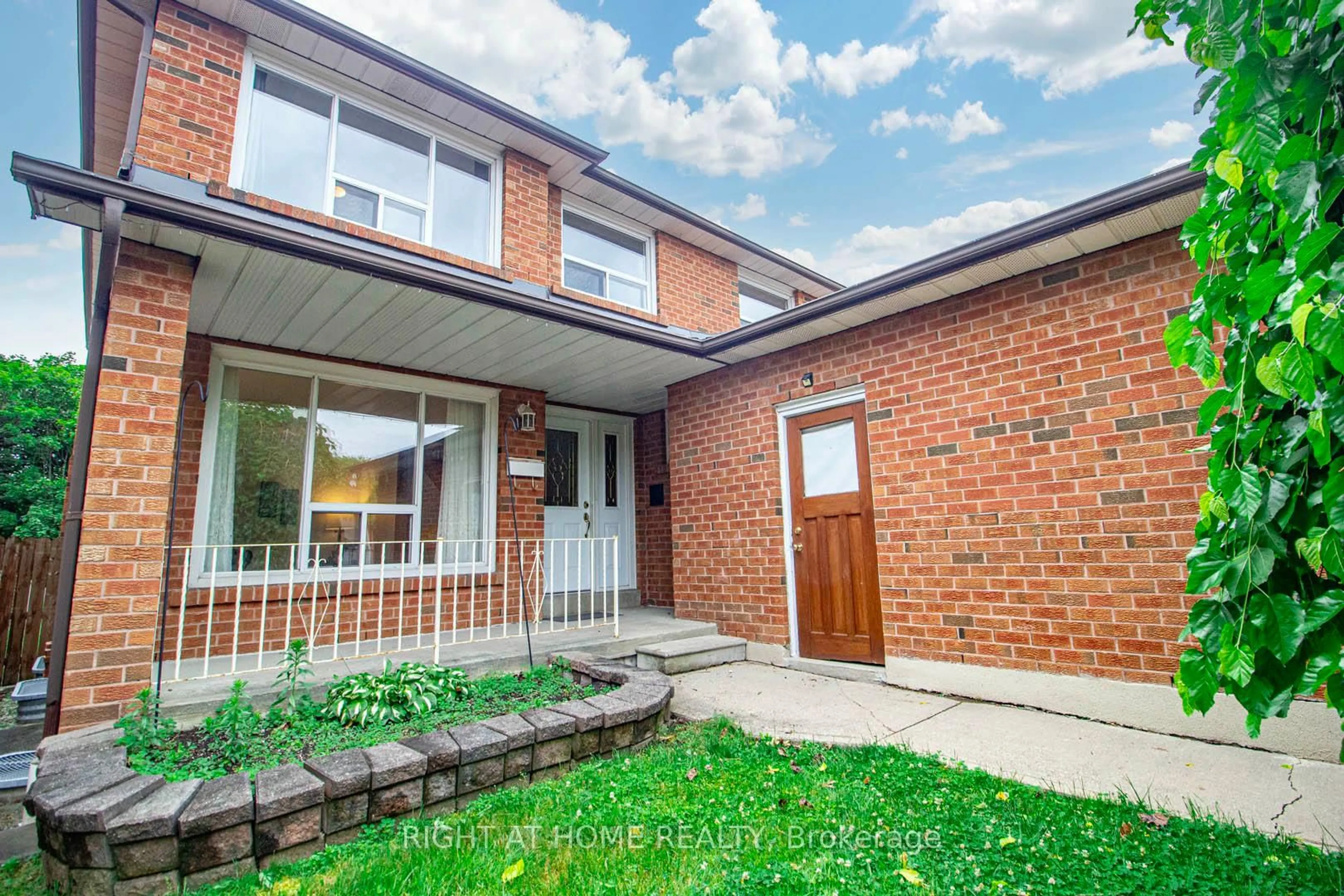 Home with brick exterior material, street for 3070 Nawbrook Rd, Mississauga Ontario L4X 2V5
