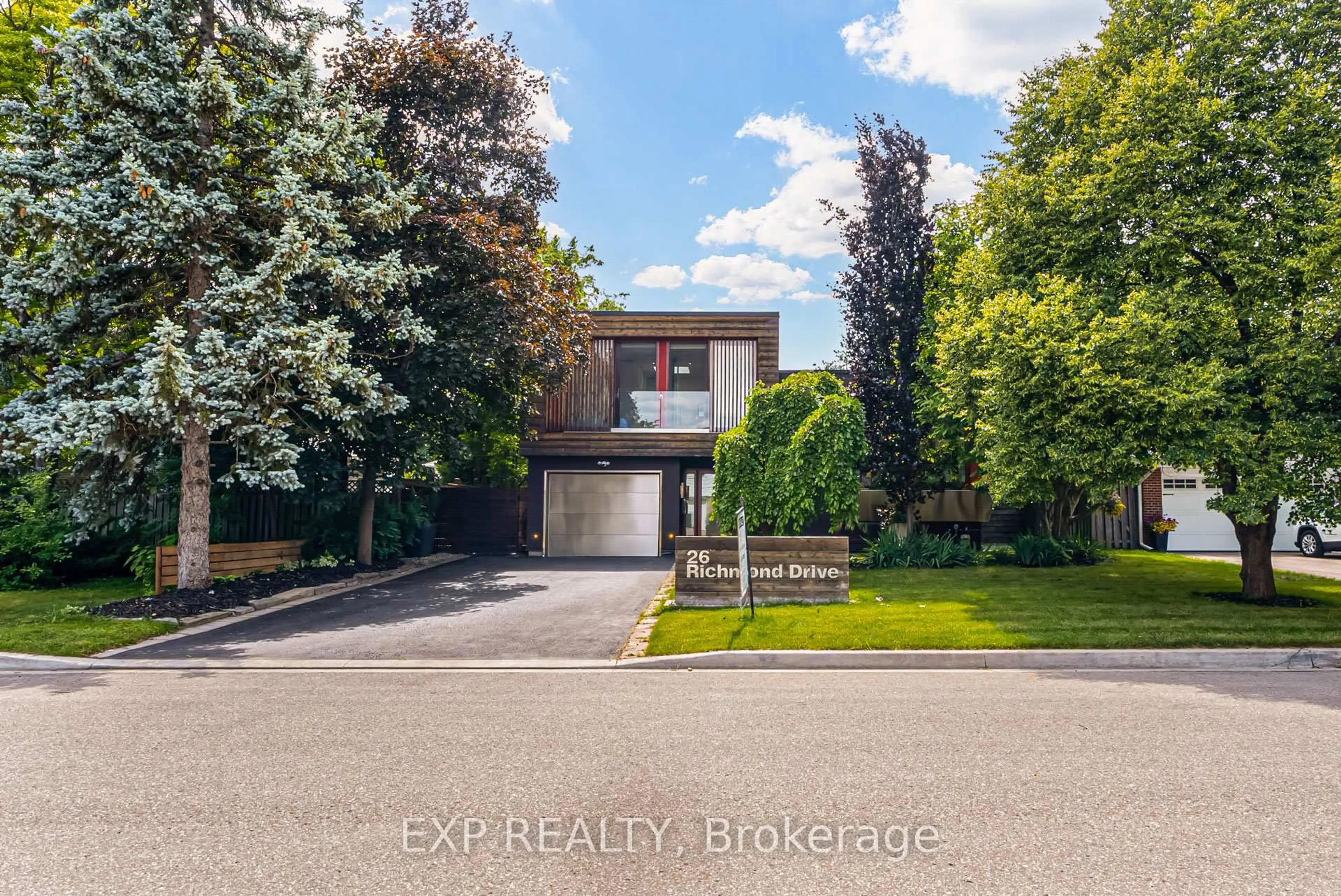 A pic from outside/outdoor area/front of a property/back of a property/a pic from drone, street for 26 Richmond Dr, Brampton Ontario L6W 2E9