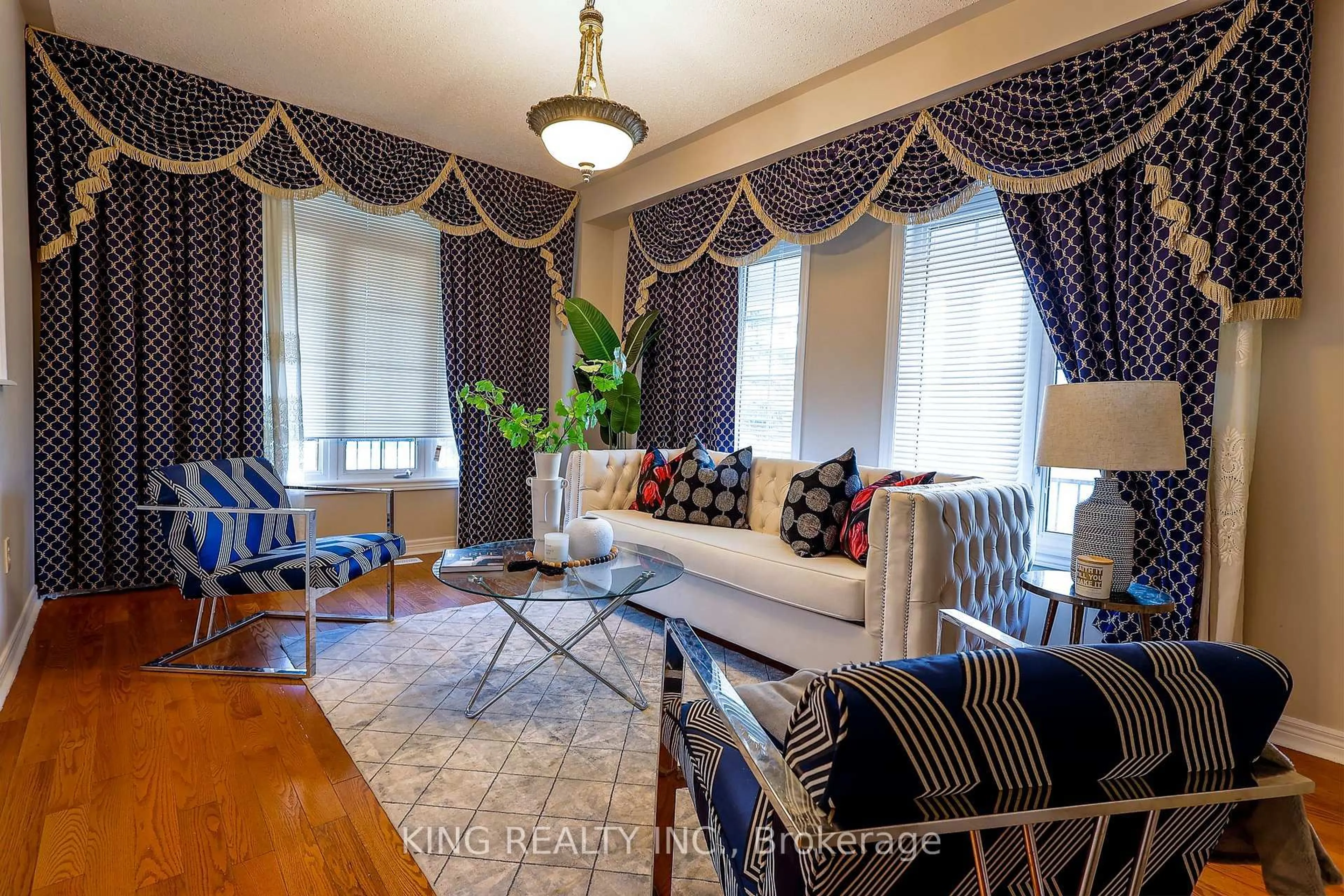 Living room with furniture, unknown for 3073 Bentley Dr, Mississauga Ontario L5M 6W3