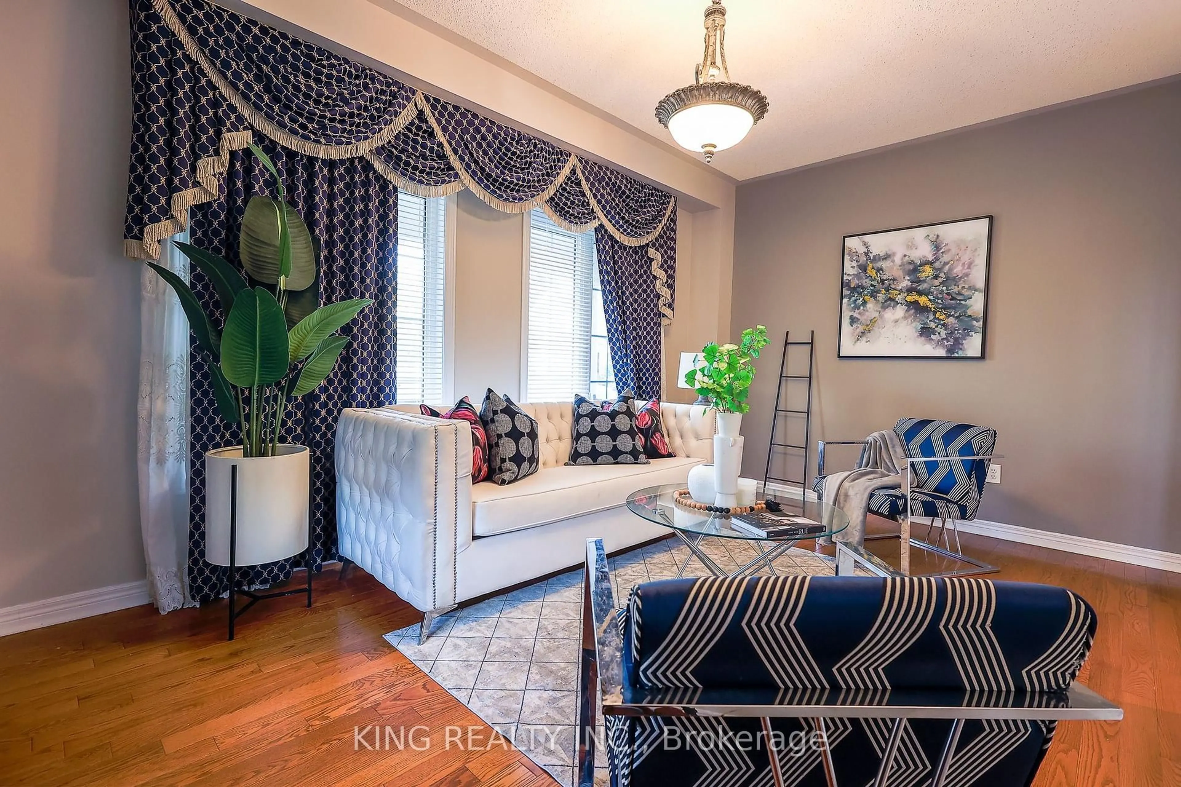 Living room with furniture, unknown for 3073 Bentley Dr, Mississauga Ontario L5M 6W3