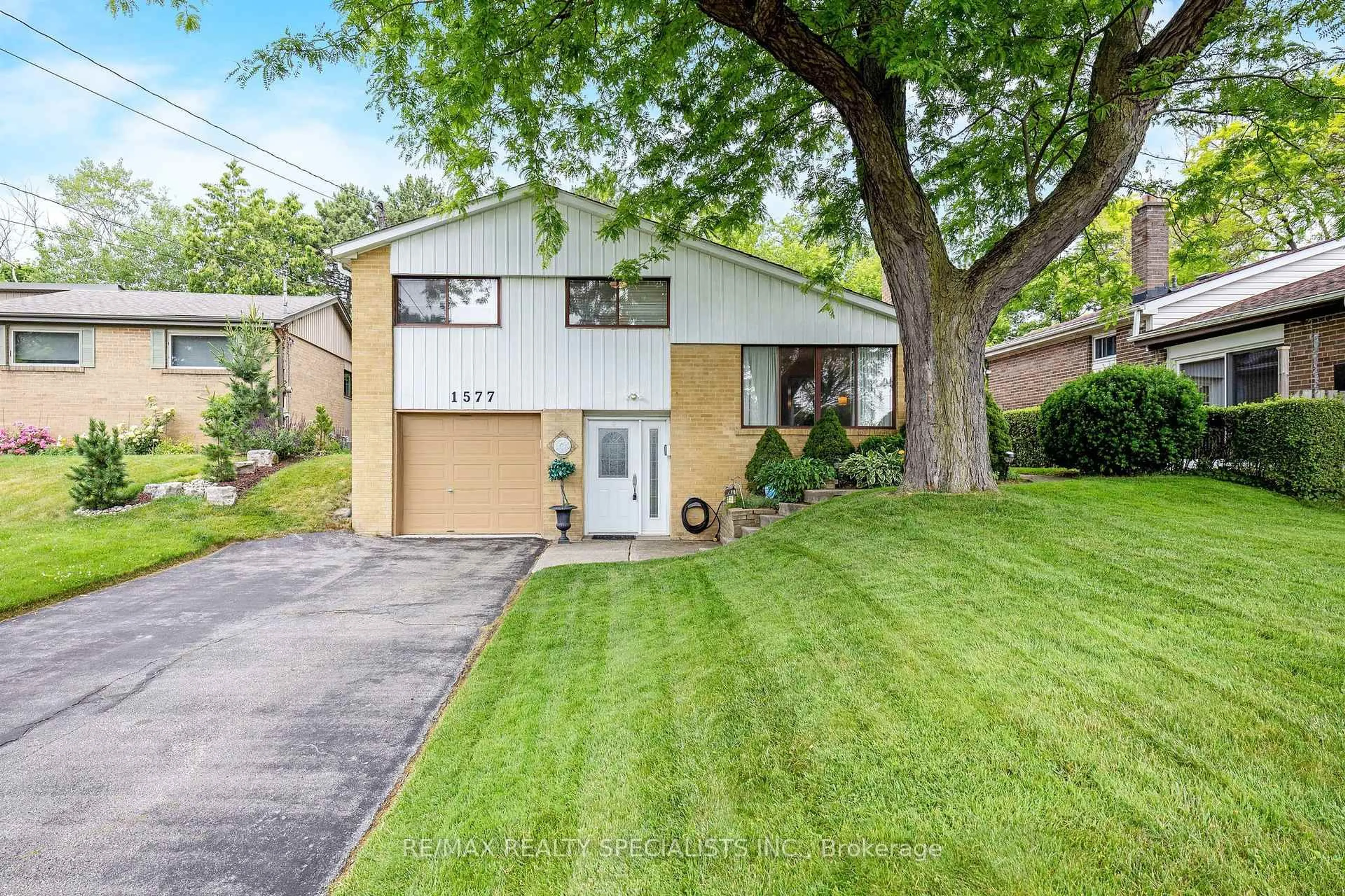 Home with vinyl exterior material, street for 1577 Loconder Crt, Mississauga Ontario L5C 1S9