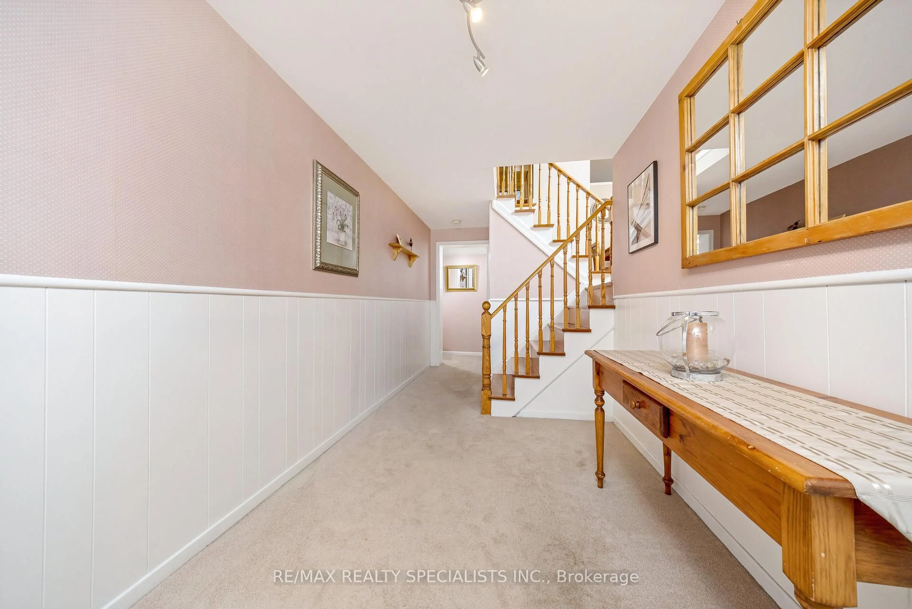 Indoor foyer for 1577 Loconder Crt, Mississauga Ontario L5C 1S9