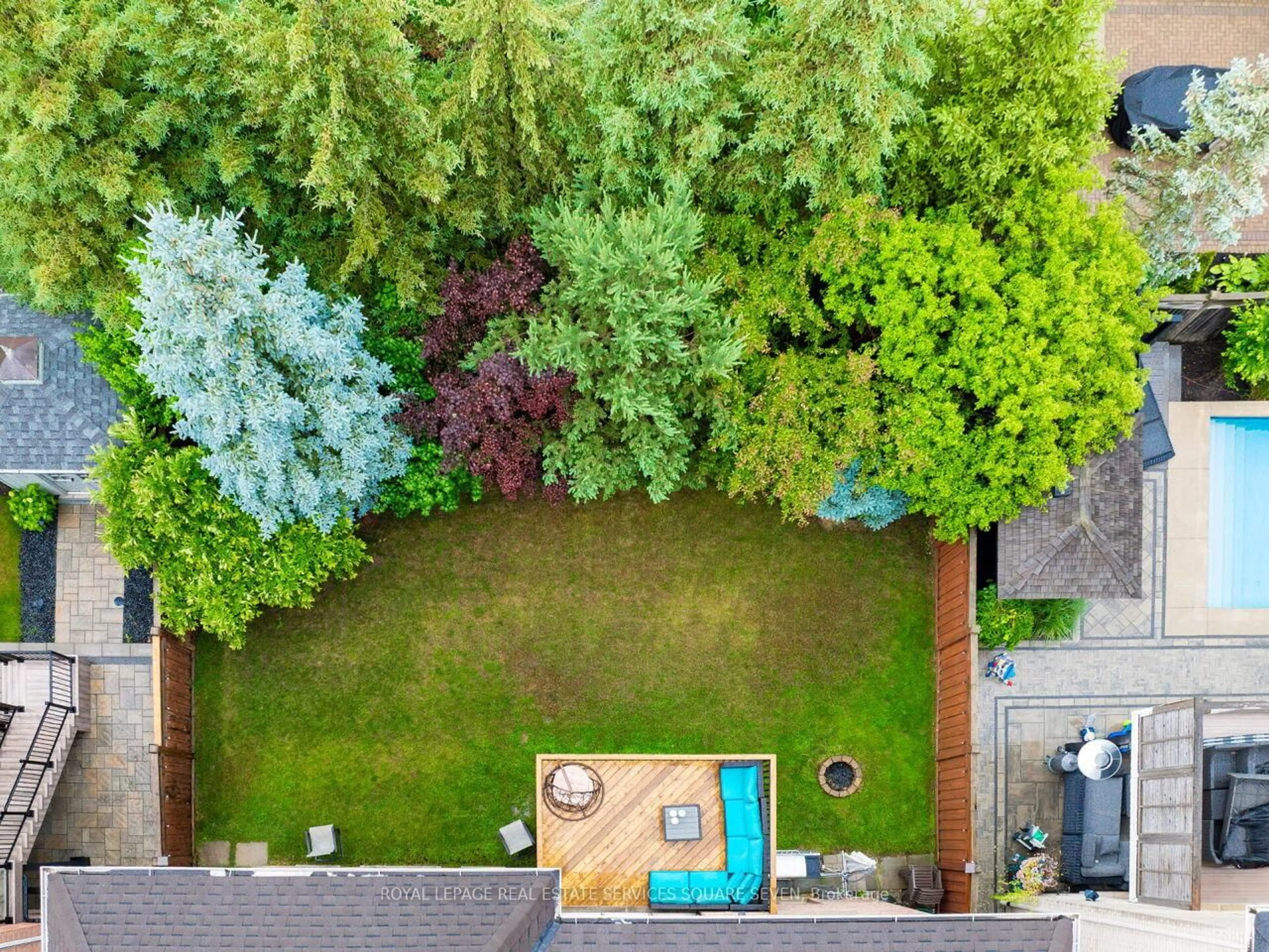 A pic from outside/outdoor area/front of a property/back of a property/a pic from drone, forest/trees view for 2335 Awenda Dr, Oakville Ontario L6H 7J7