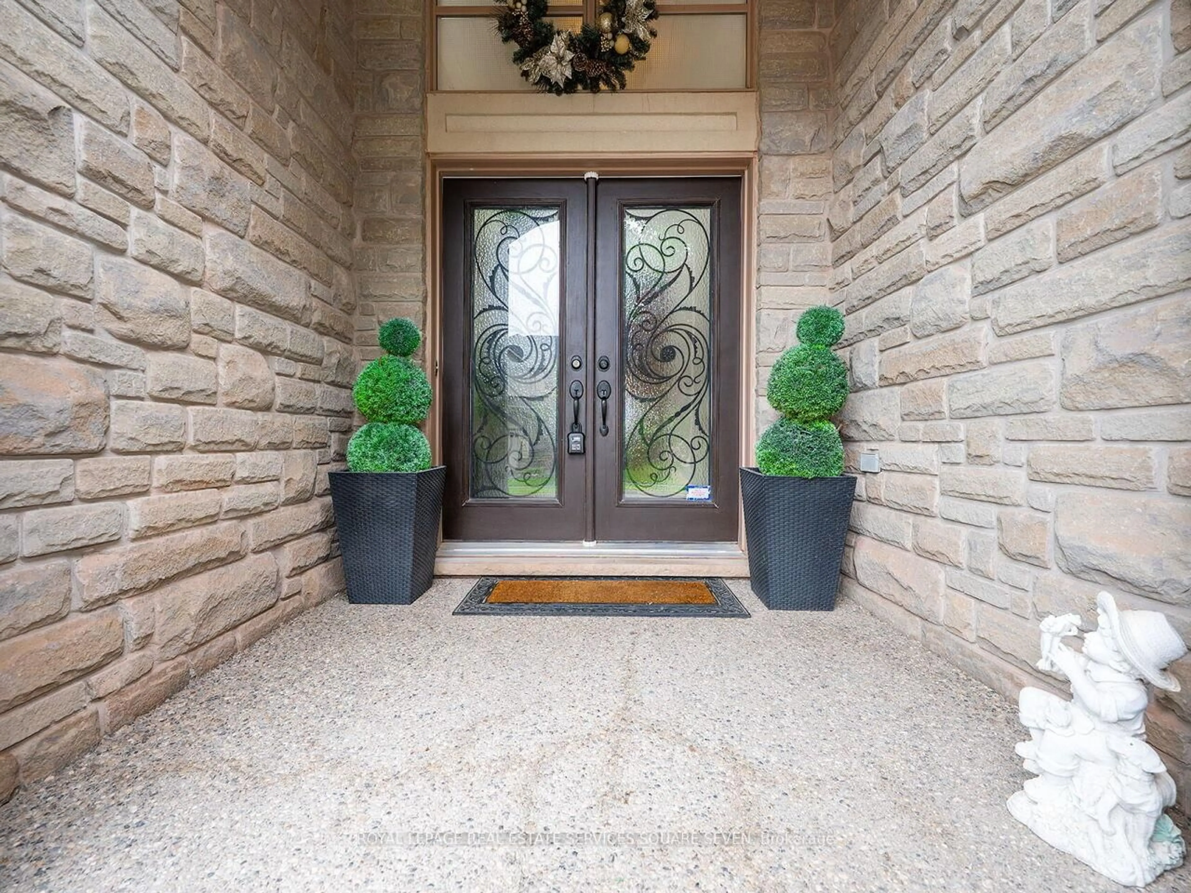 Indoor entryway for 2335 Awenda Dr, Oakville Ontario L6H 7J7