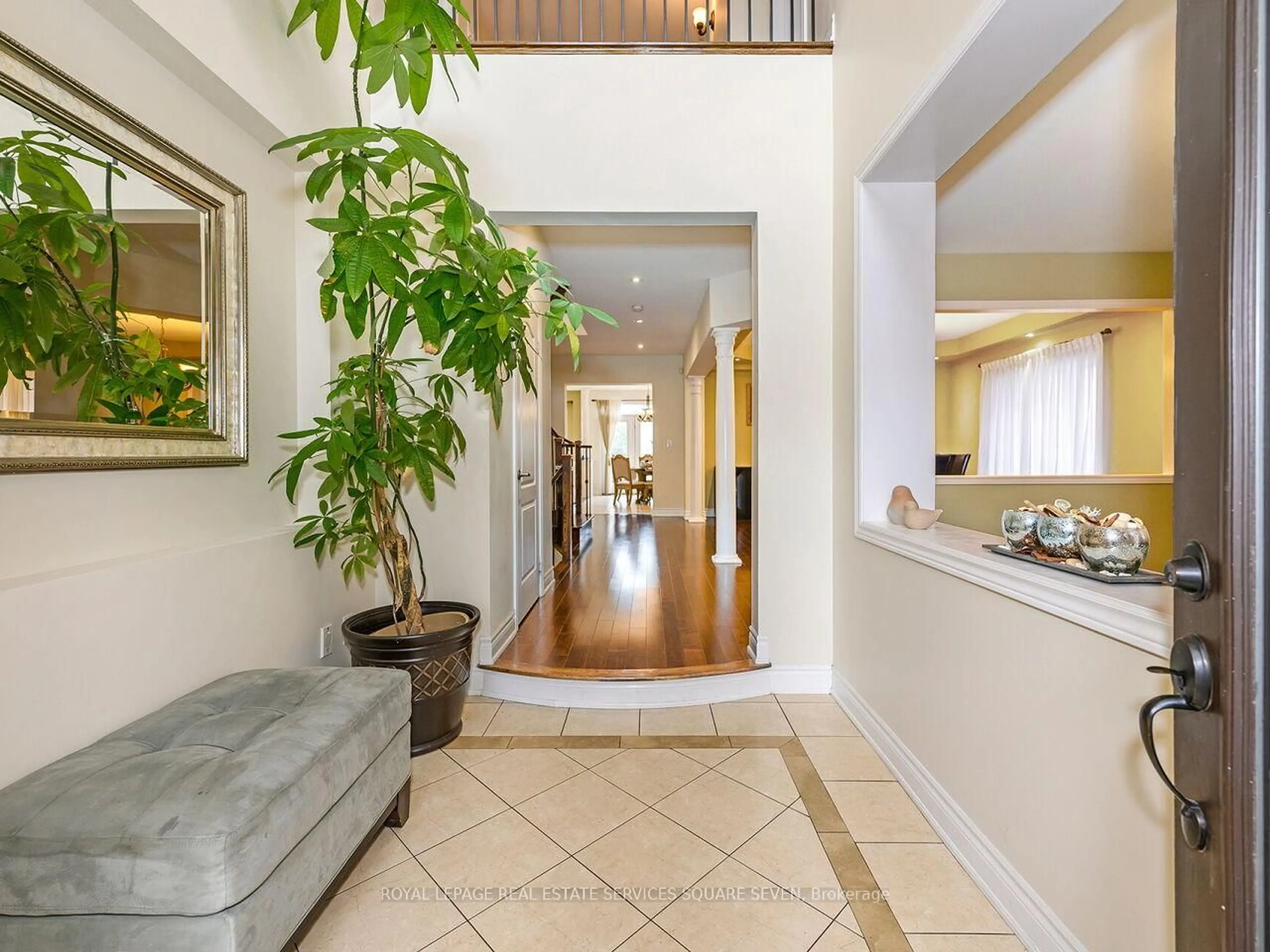 Indoor entryway for 2335 Awenda Dr, Oakville Ontario L6H 7J7
