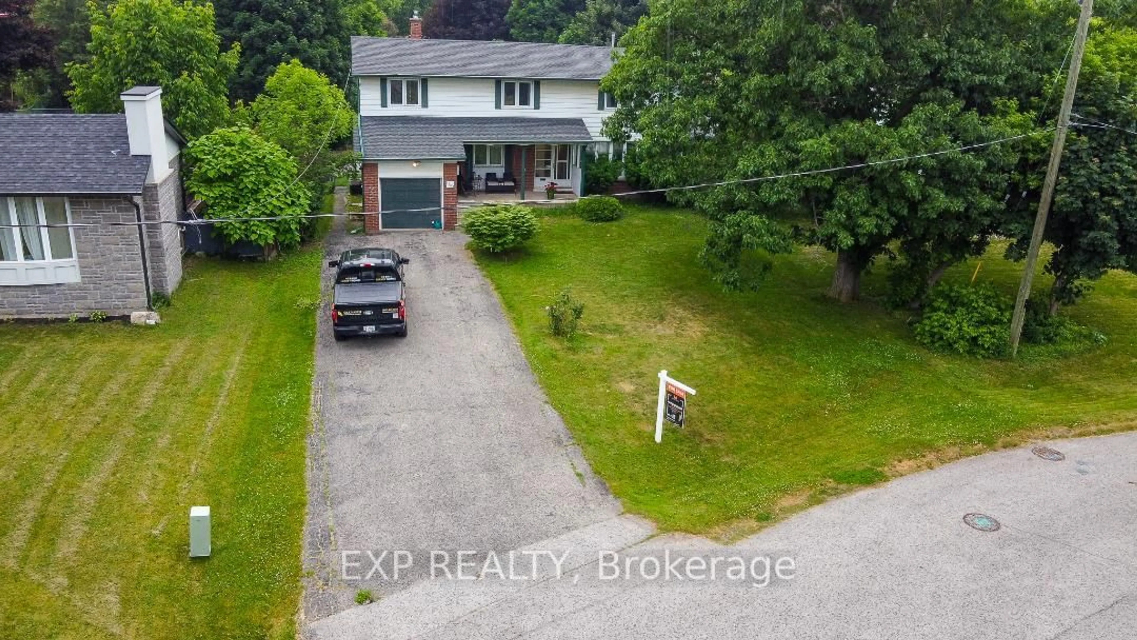 A pic from outside/outdoor area/front of a property/back of a property/a pic from drone, street for 1203 Willowbrook Dr, Oakville Ontario L6L 2J9