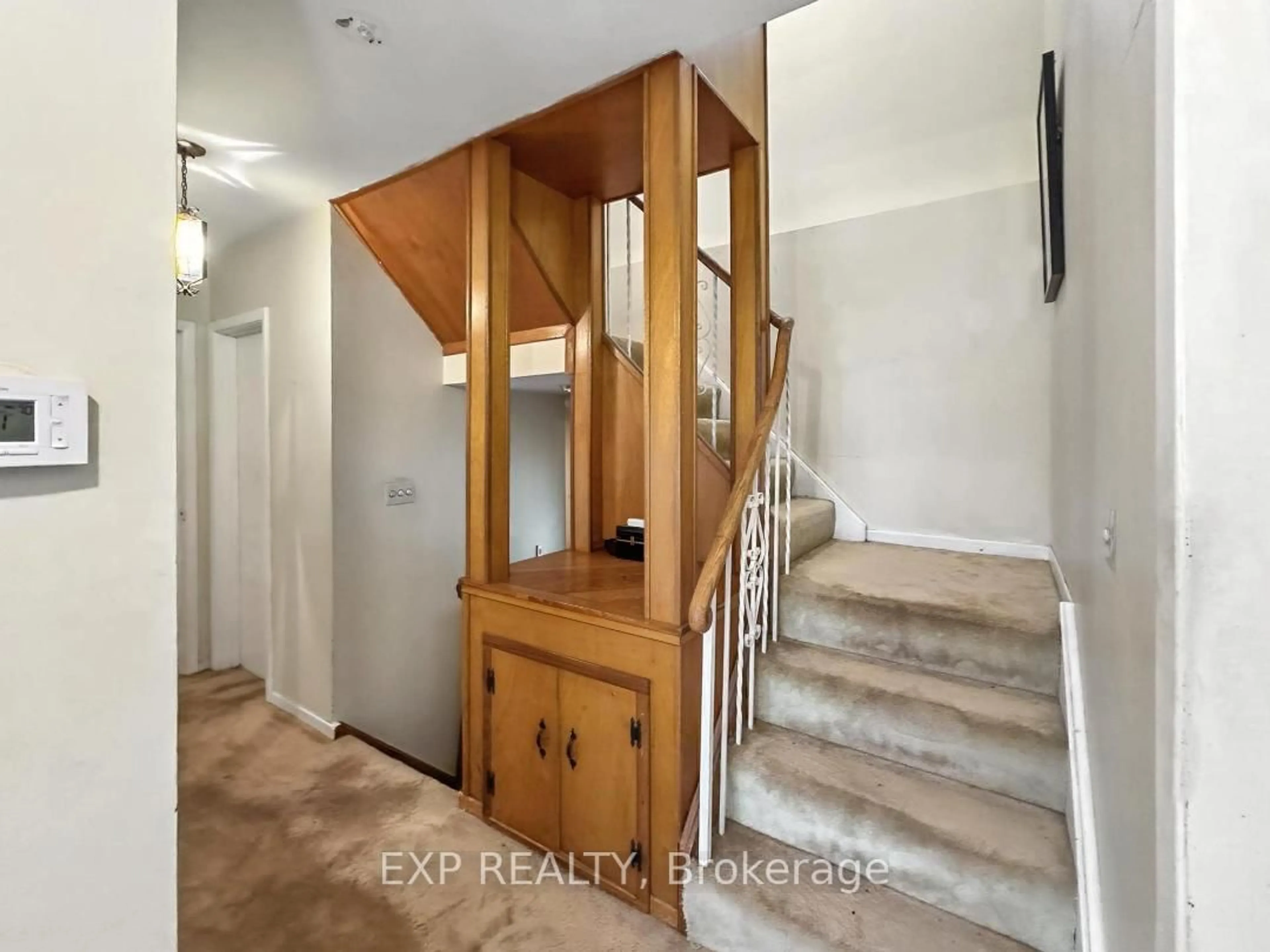 Indoor entryway for 1203 Willowbrook Dr, Oakville Ontario L6L 2J9