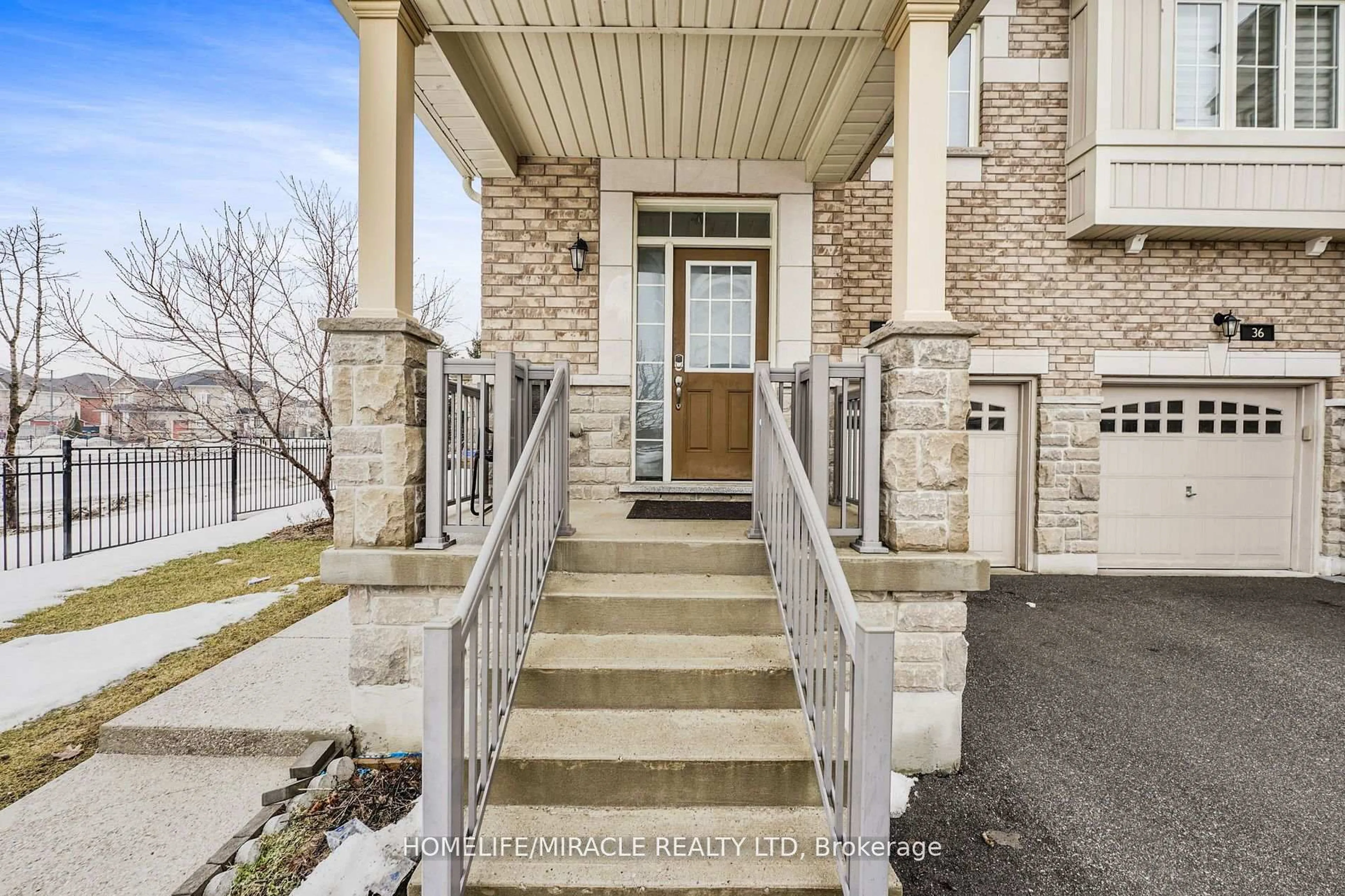Indoor entryway for 34 Bernadino St, Brampton Ontario L6P 4G1