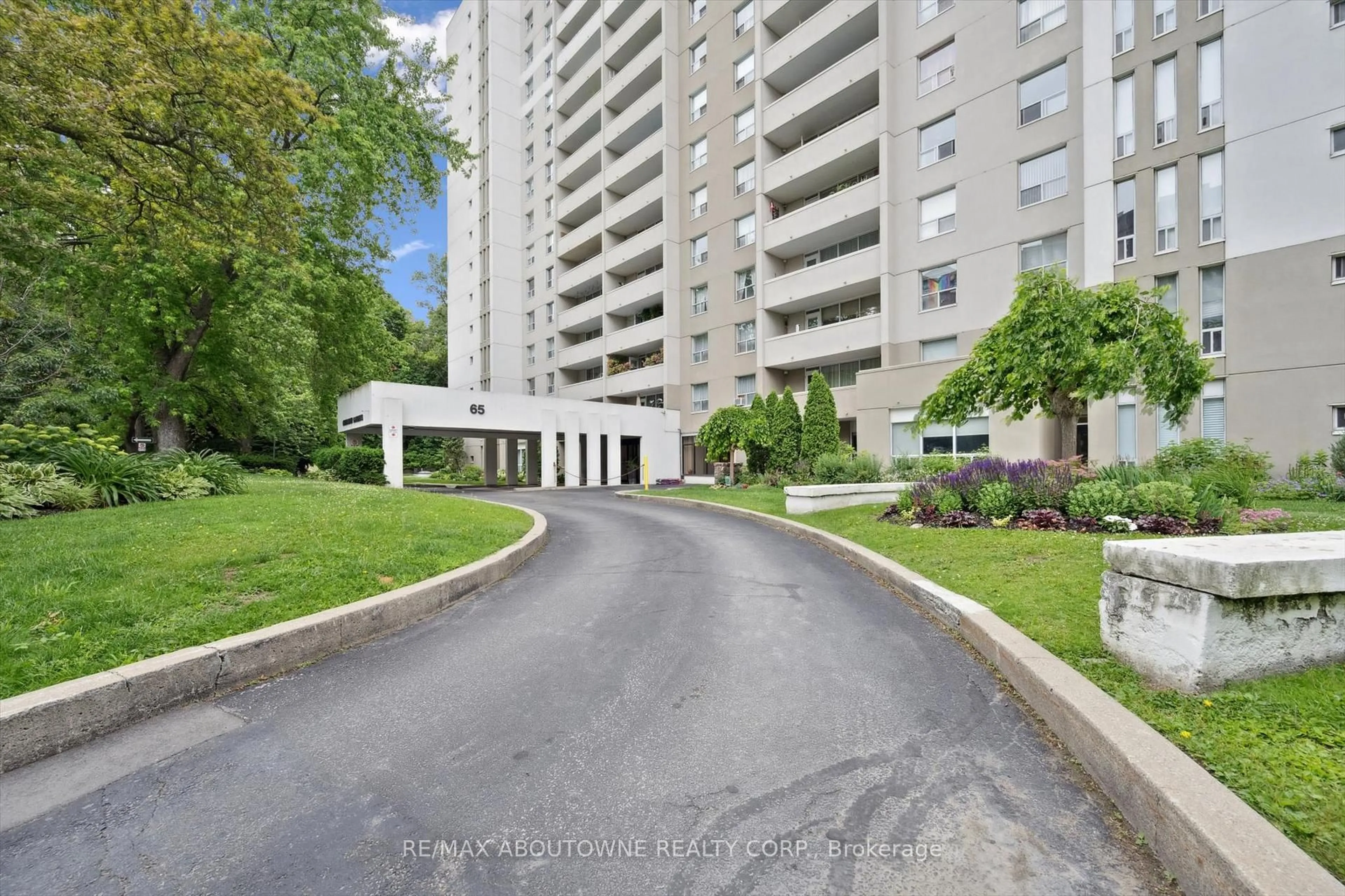A pic from outside/outdoor area/front of a property/back of a property/a pic from drone, street for 65 Southport St #1002, Toronto Ontario M6S 3N6