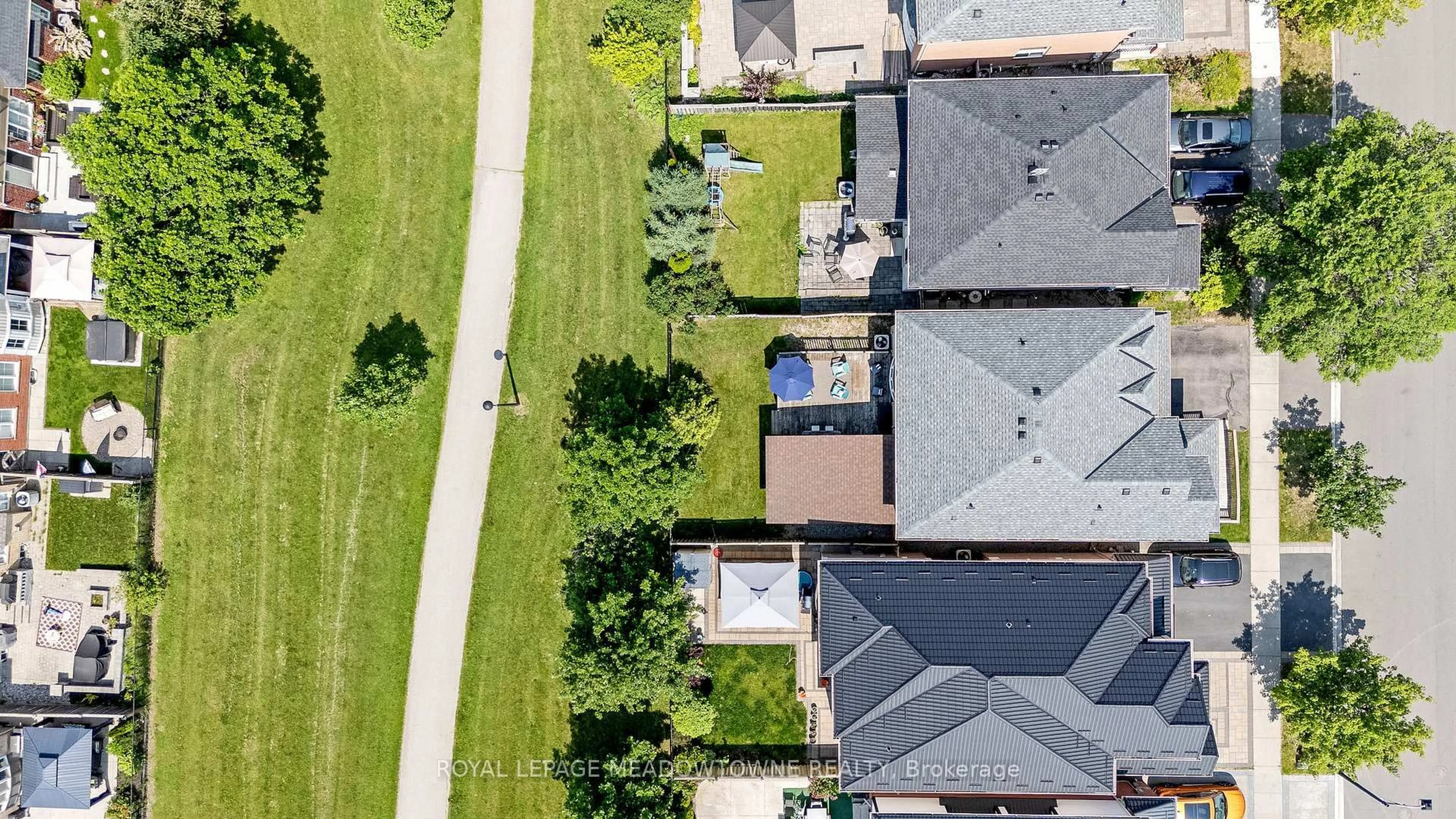 A pic from outside/outdoor area/front of a property/back of a property/a pic from drone, street for 996 Vickerman Way, Milton Ontario L9T 0J6