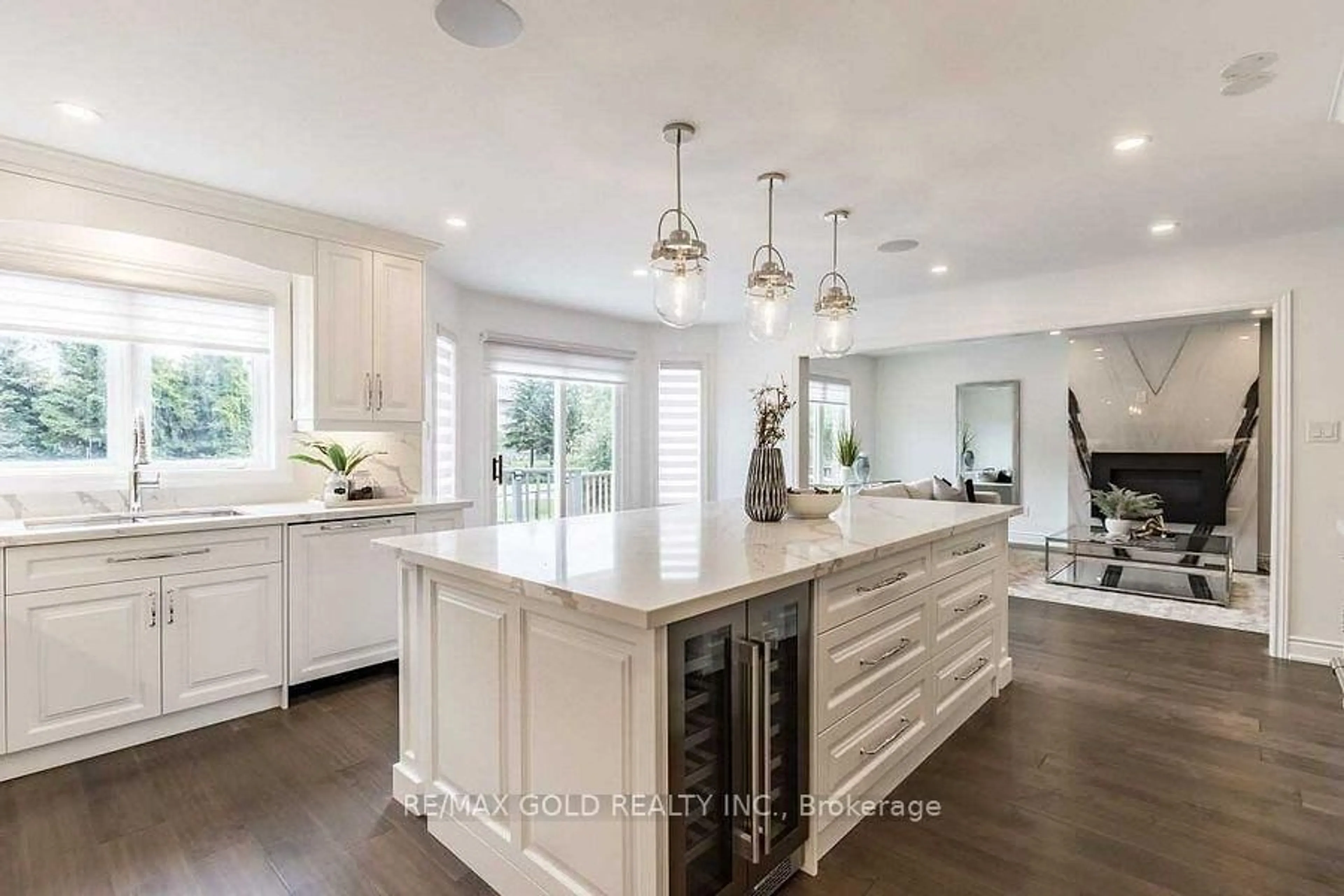 Open concept kitchen, ceramic/tile floor for 30 Deerglen Dr, Brampton Ontario L6R 1M1