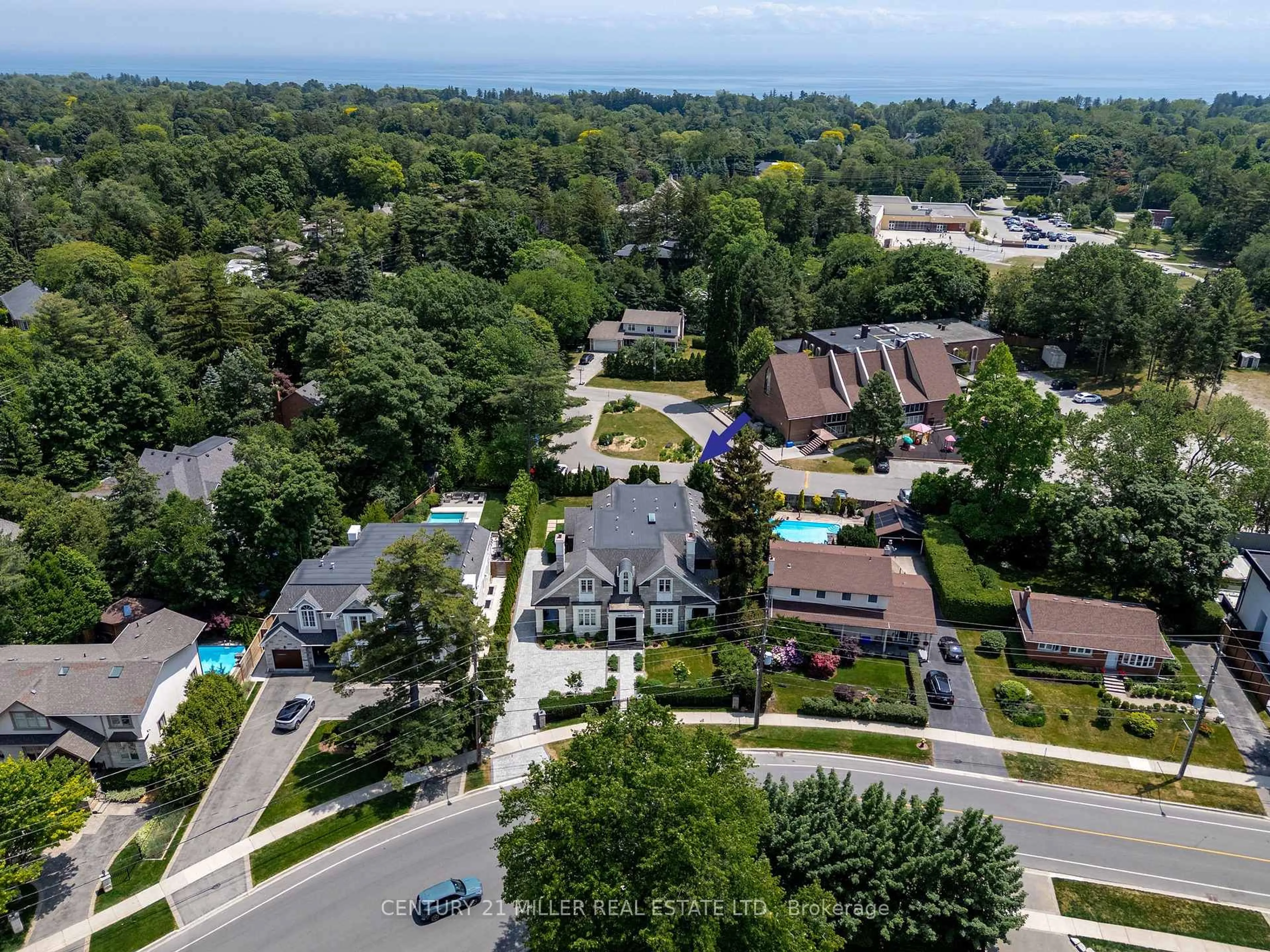 A pic from outside/outdoor area/front of a property/back of a property/a pic from drone, unknown for 1522 Devon Rd, Oakville Ontario L6J 2M5