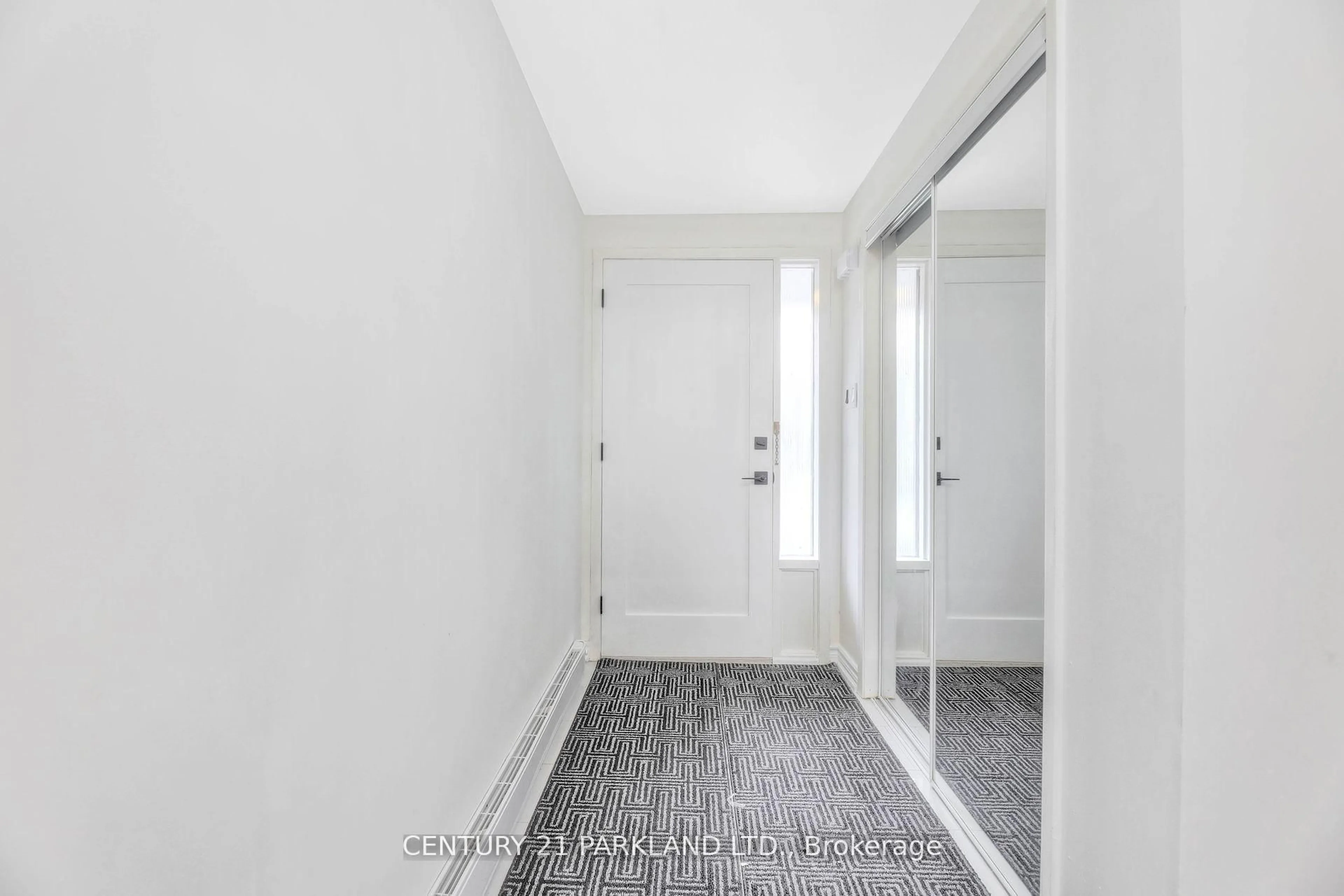 Indoor entryway for 2145 Sherobee Rd ##83, Mississauga Ontario L5A 3G8
