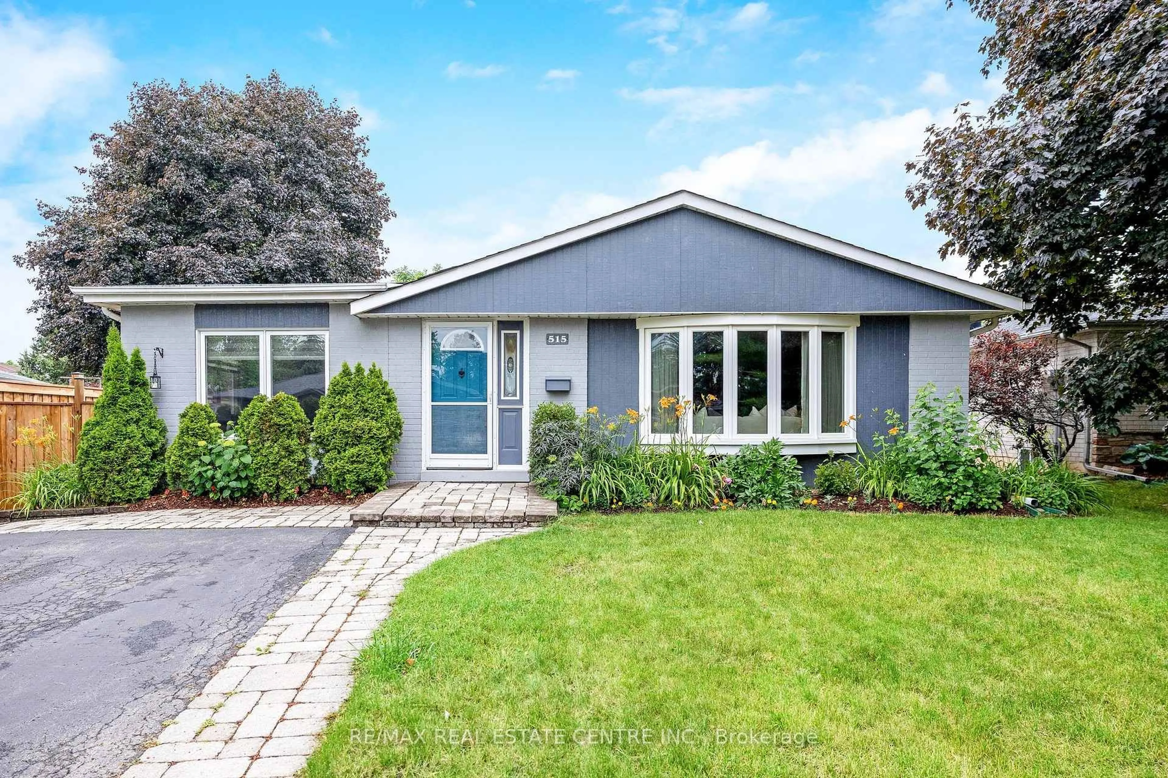 Home with vinyl exterior material, street for 515 Trafalgar Crt, Milton Ontario L9T 3A8