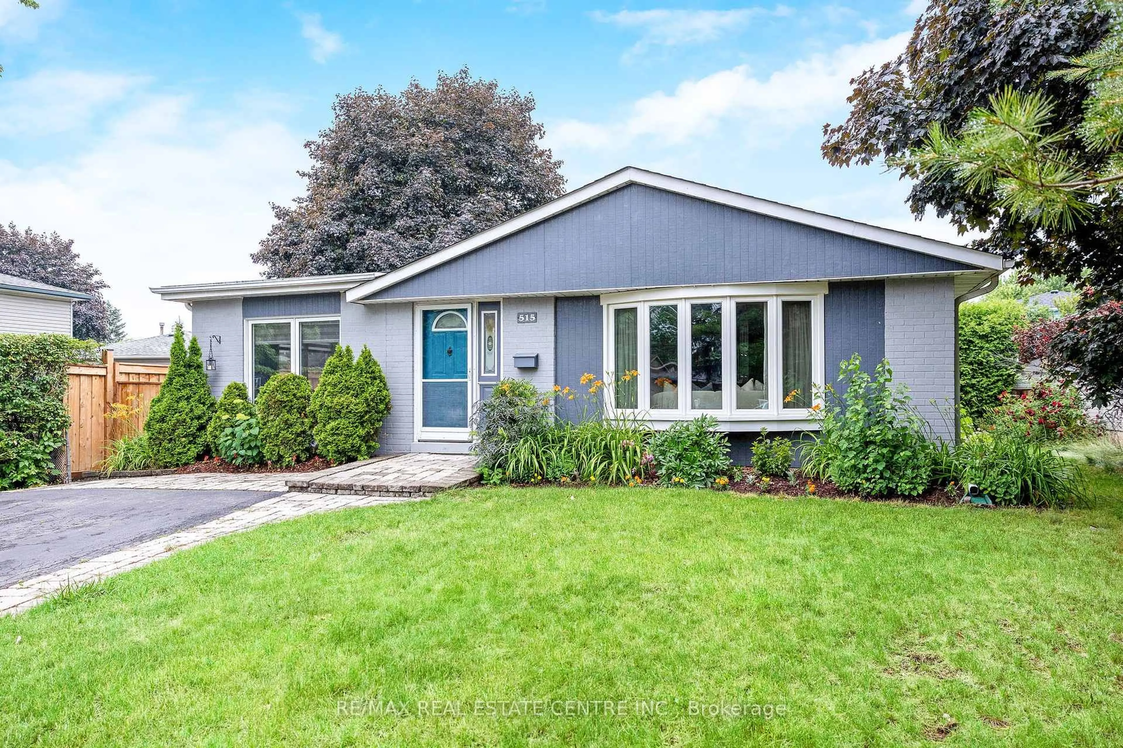 Home with vinyl exterior material, street for 515 Trafalgar Crt, Milton Ontario L9T 3A8