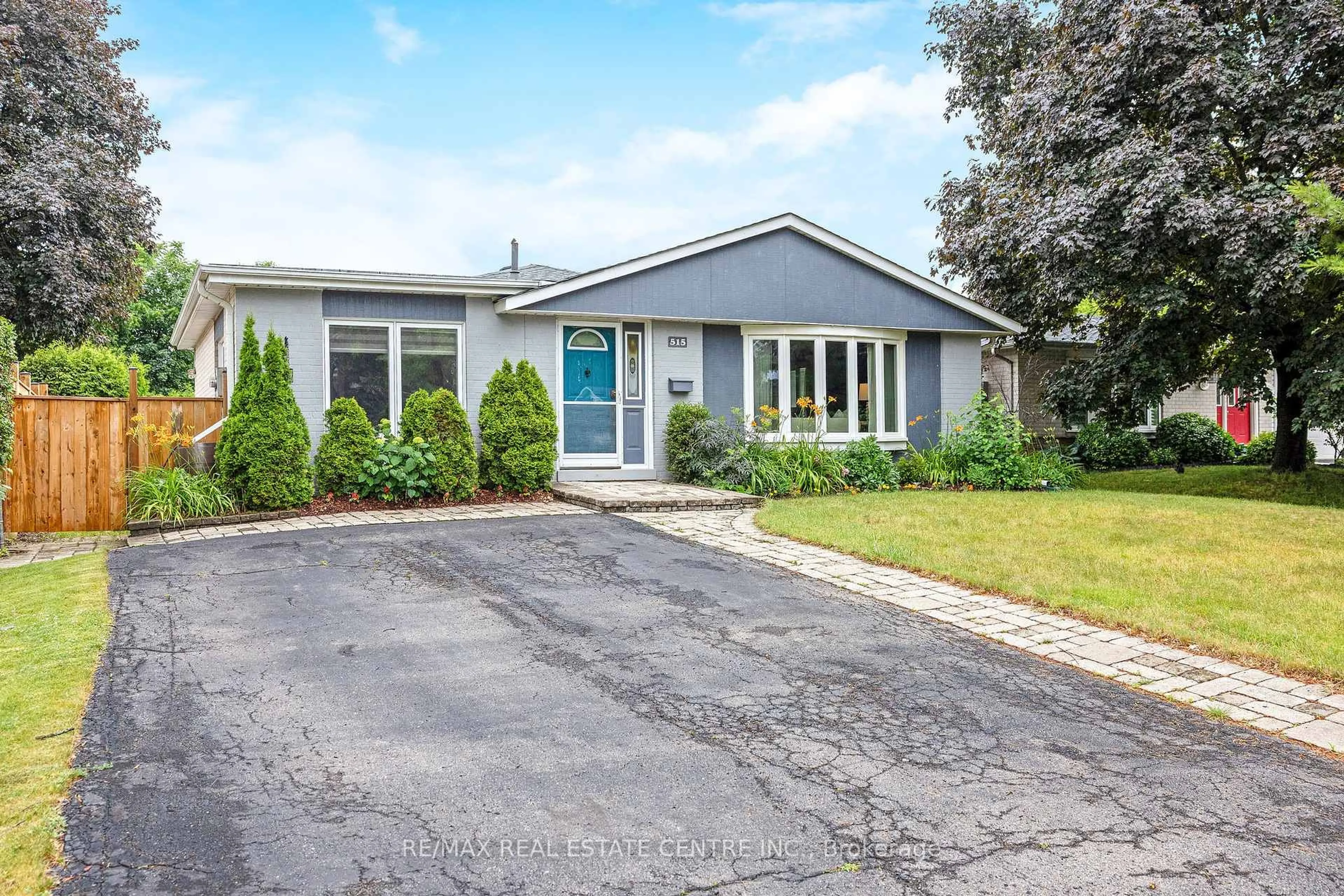 Home with vinyl exterior material, street for 515 Trafalgar Crt, Milton Ontario L9T 3A8