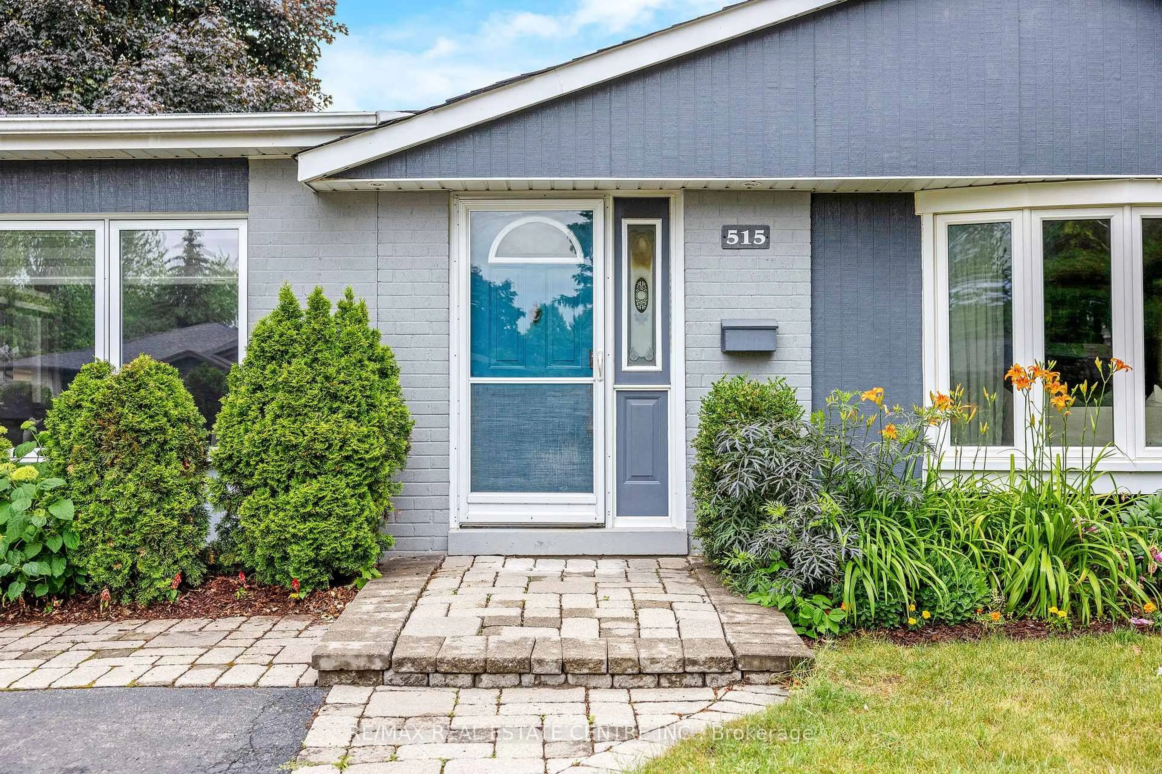 Home with vinyl exterior material, street for 515 Trafalgar Crt, Milton Ontario L9T 3A8