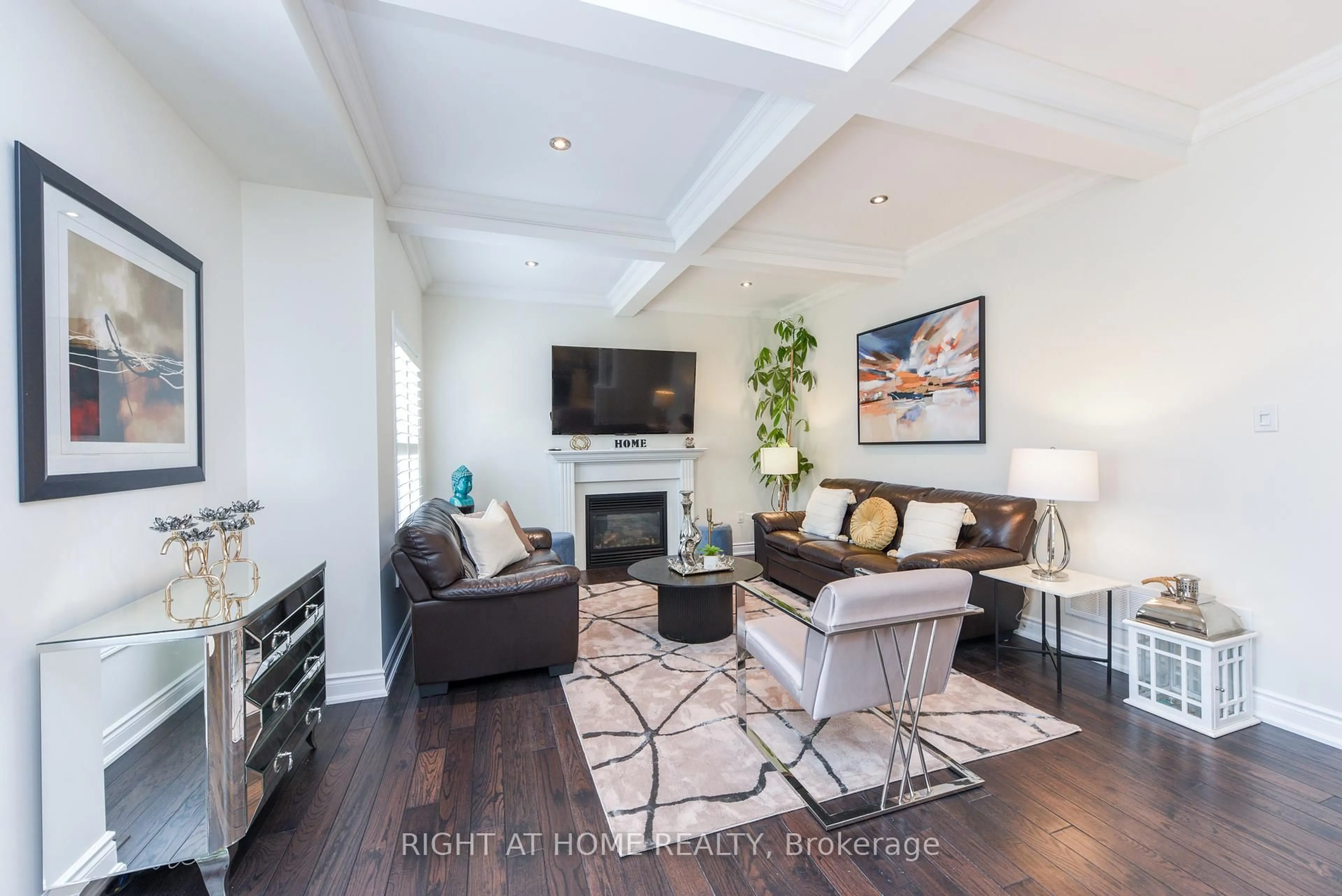 Living room with furniture, wood/laminate floor for 7148 Wrigley Crt, Mississauga Ontario L5W 0C8