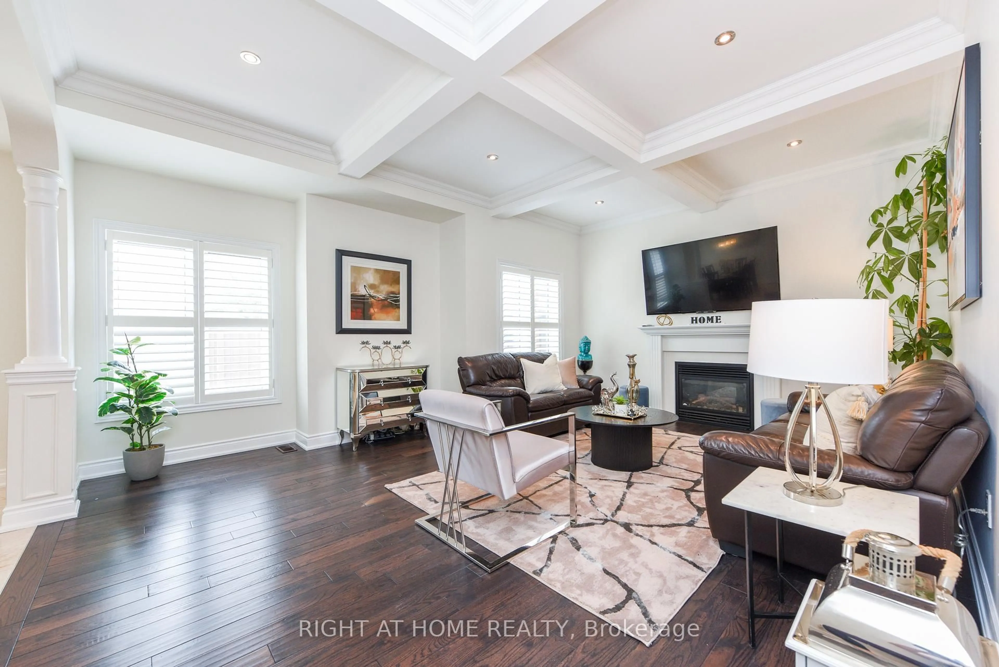 Living room with furniture, unknown for 7148 Wrigley Crt, Mississauga Ontario L5W 0C8
