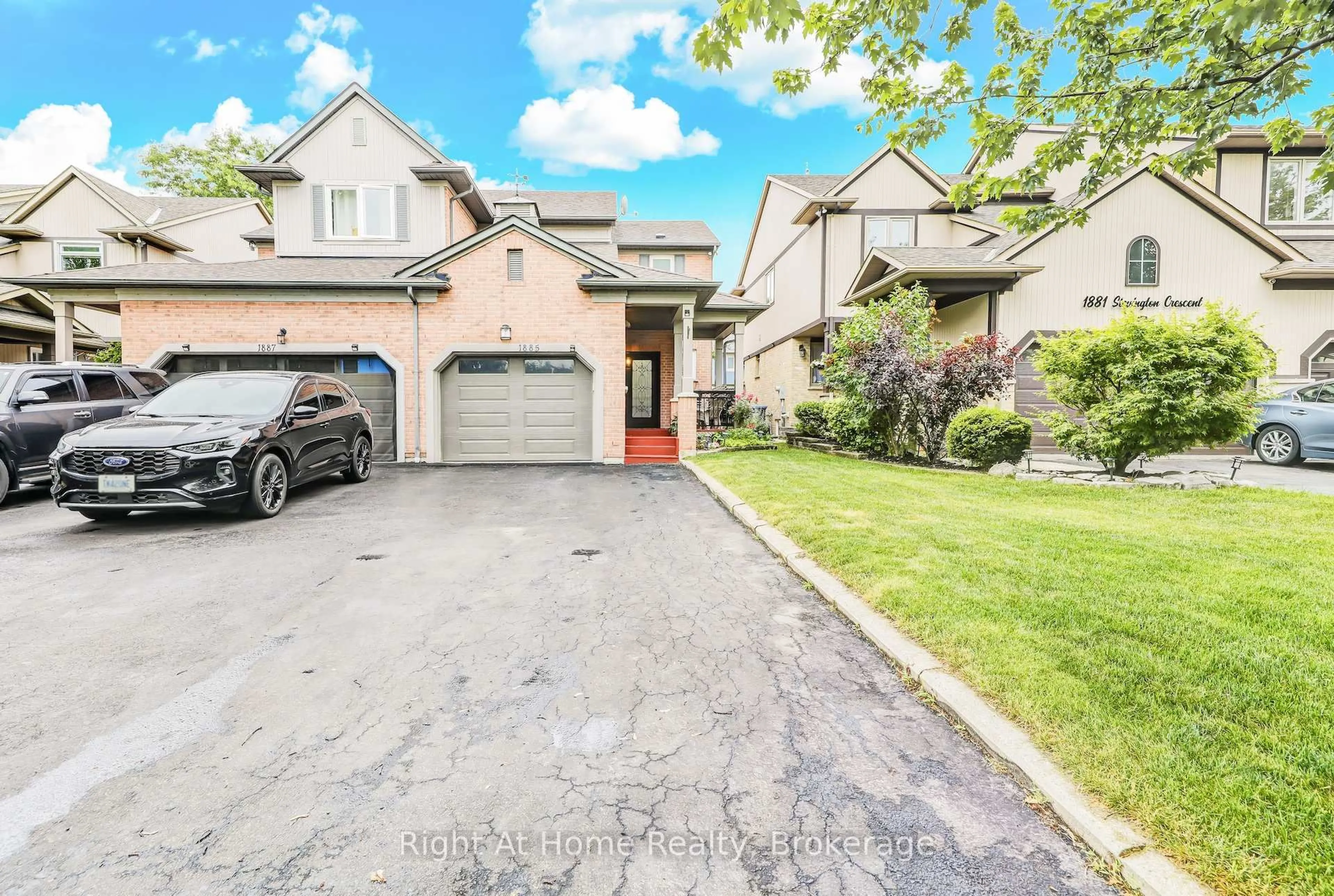 A pic from outside/outdoor area/front of a property/back of a property/a pic from drone, street for 1885 Stevington Cres, Mississauga Ontario L5N 7S5