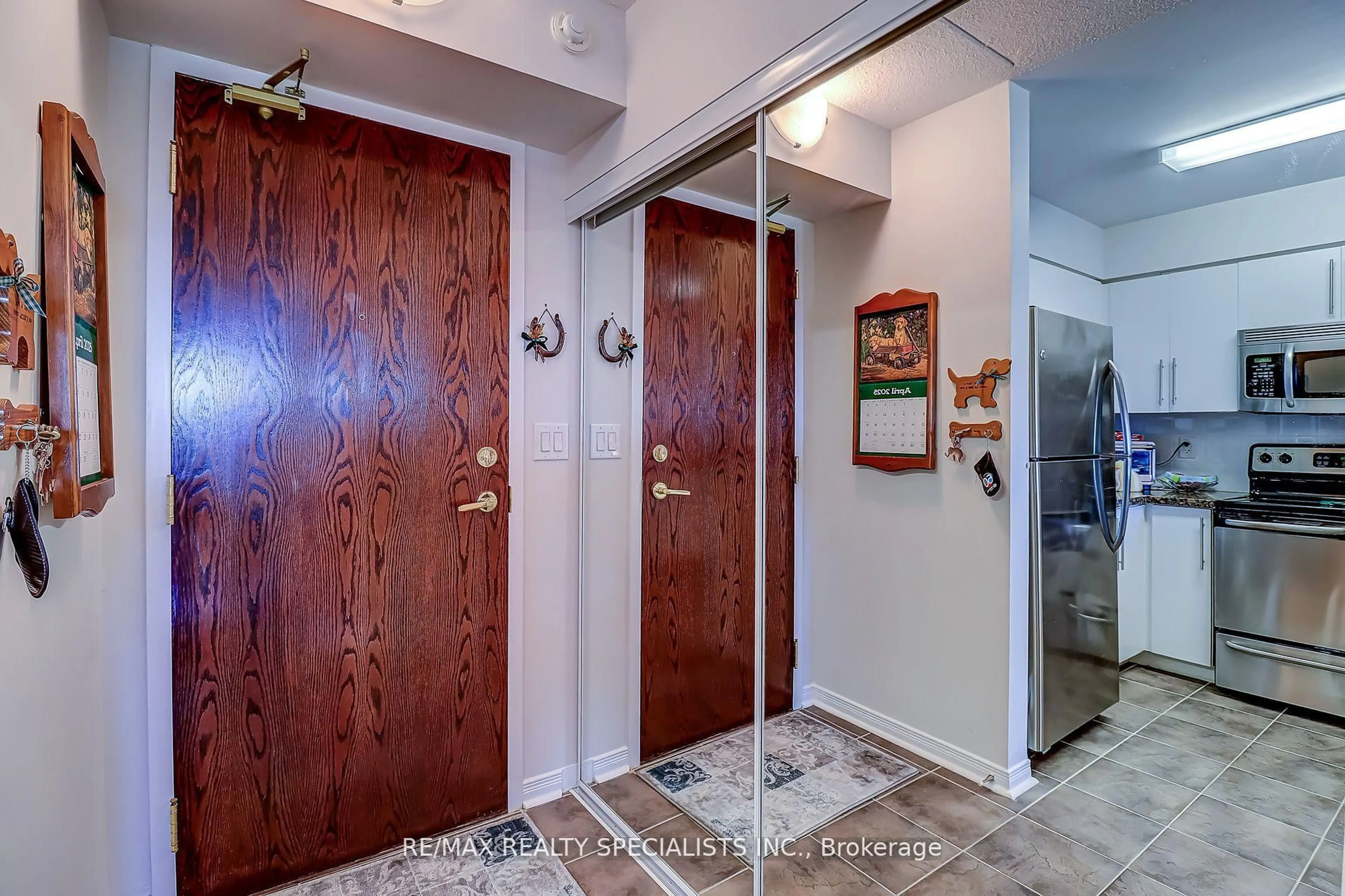Indoor entryway for 55 Via Rosedale #201, Brampton Ontario L6R 0V1