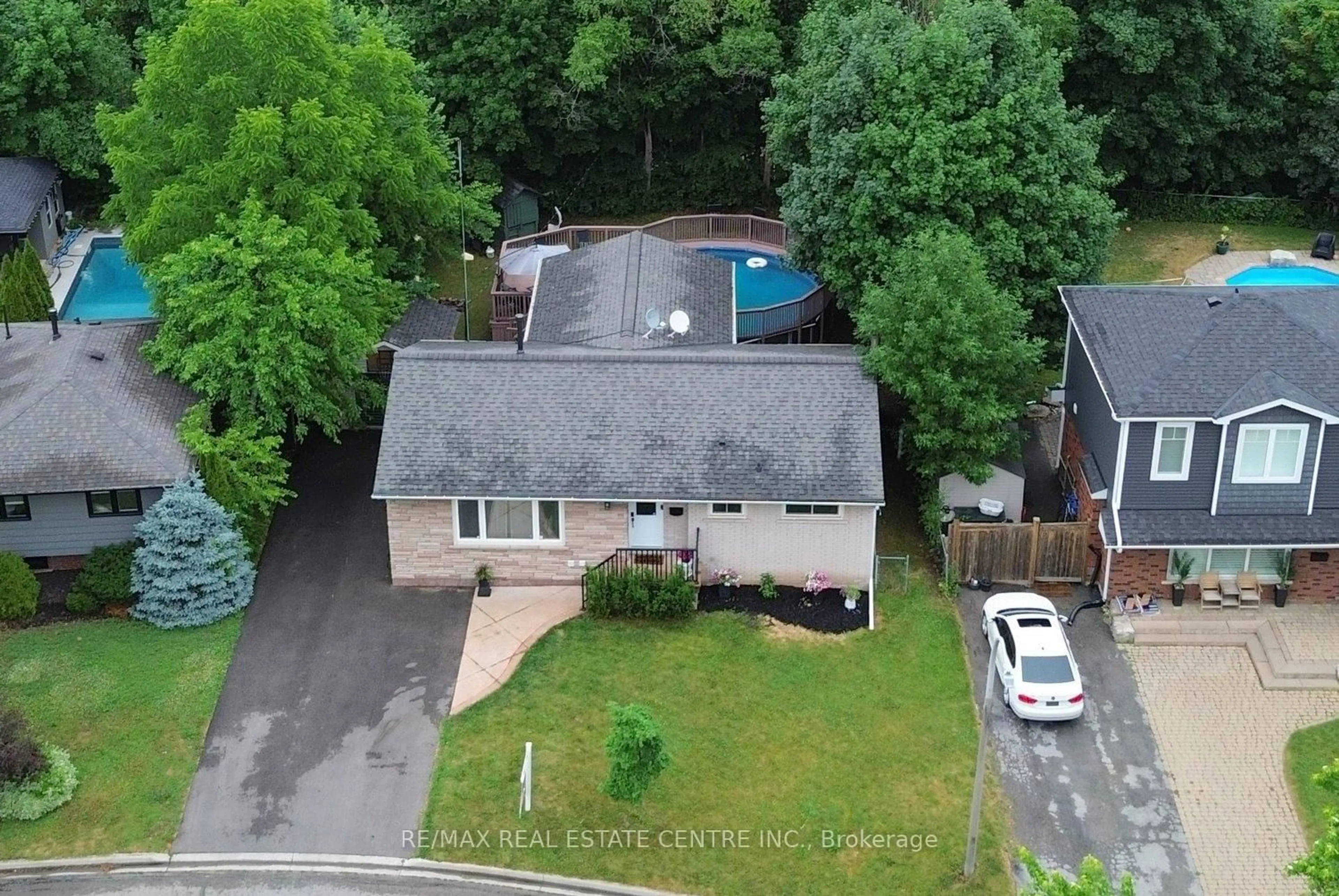A pic from outside/outdoor area/front of a property/back of a property/a pic from drone, street for 405 Erindale Dr, Burlington Ontario L7L 4T3