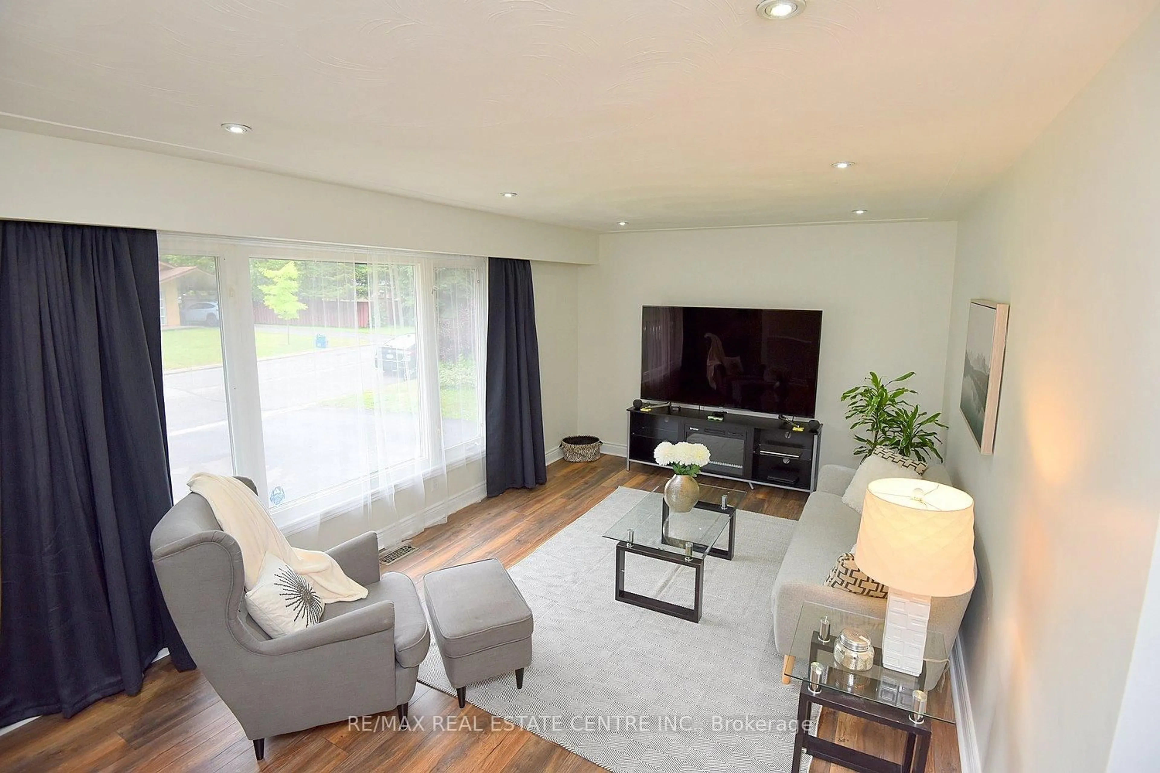 Living room with furniture, wood/laminate floor for 405 Erindale Dr, Burlington Ontario L7L 4T3
