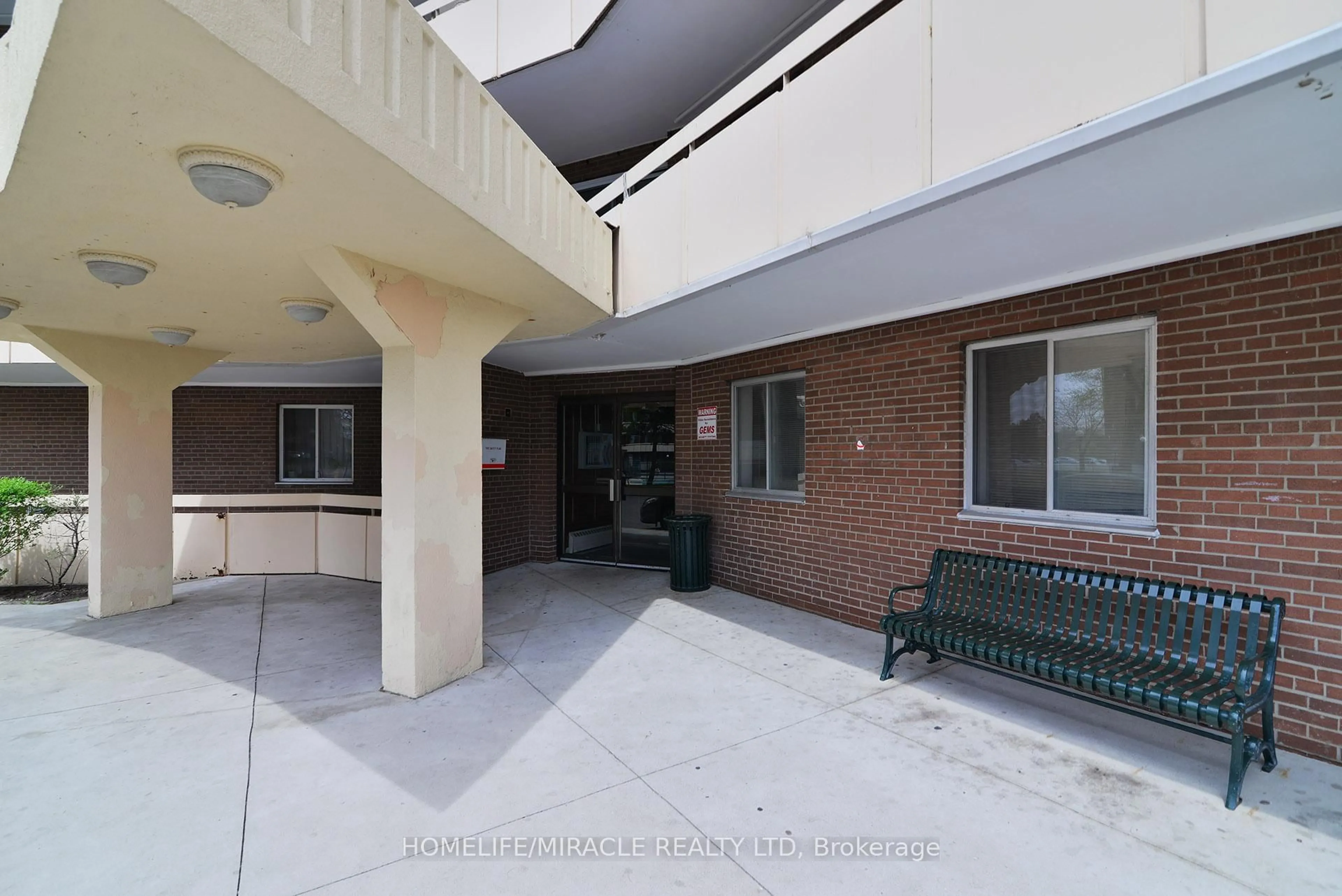 Patio, building for 3577 Derry Rd #702, Mississauga Ontario L4T 1B3