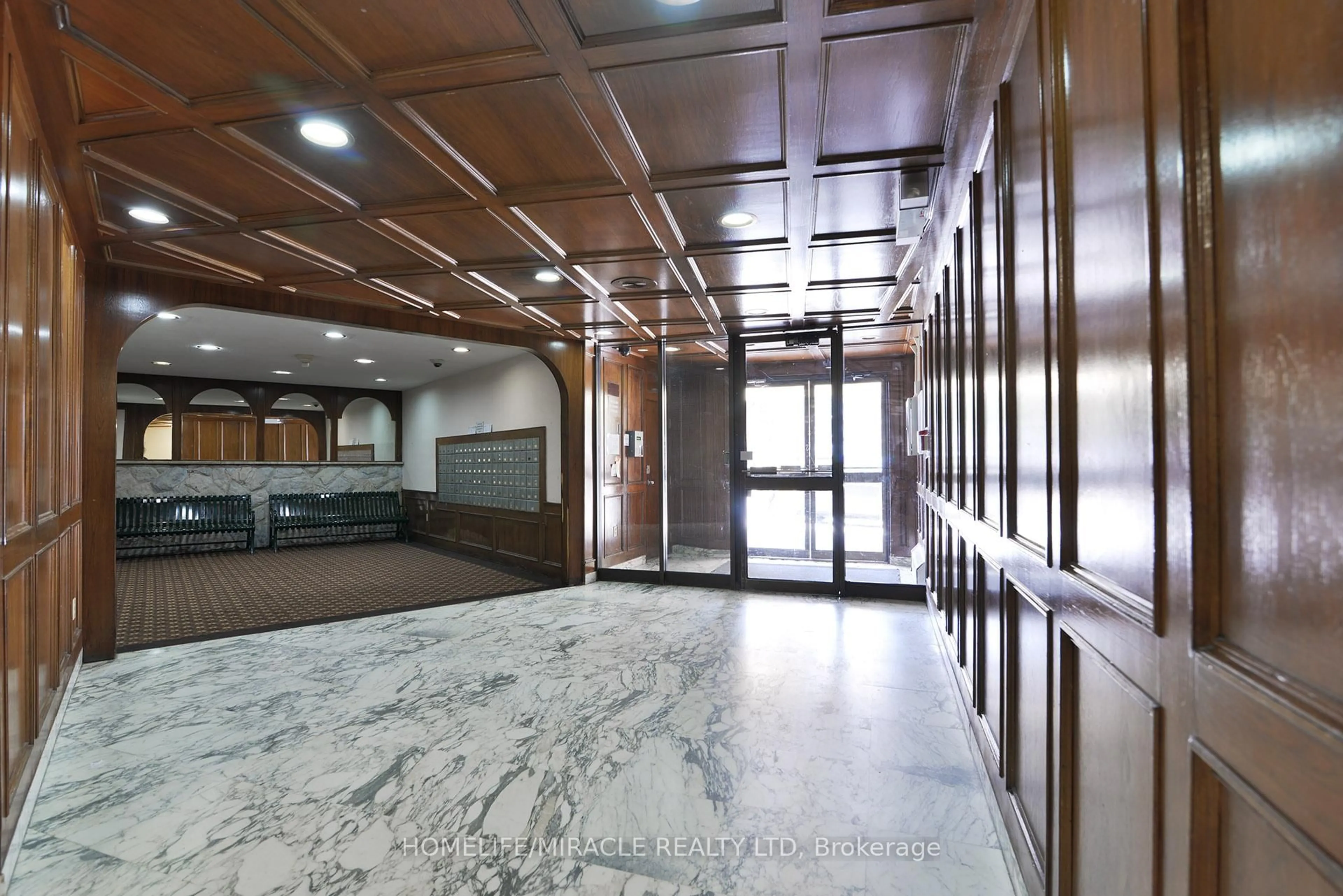 Indoor foyer for 3577 Derry Rd #702, Mississauga Ontario L4T 1B3