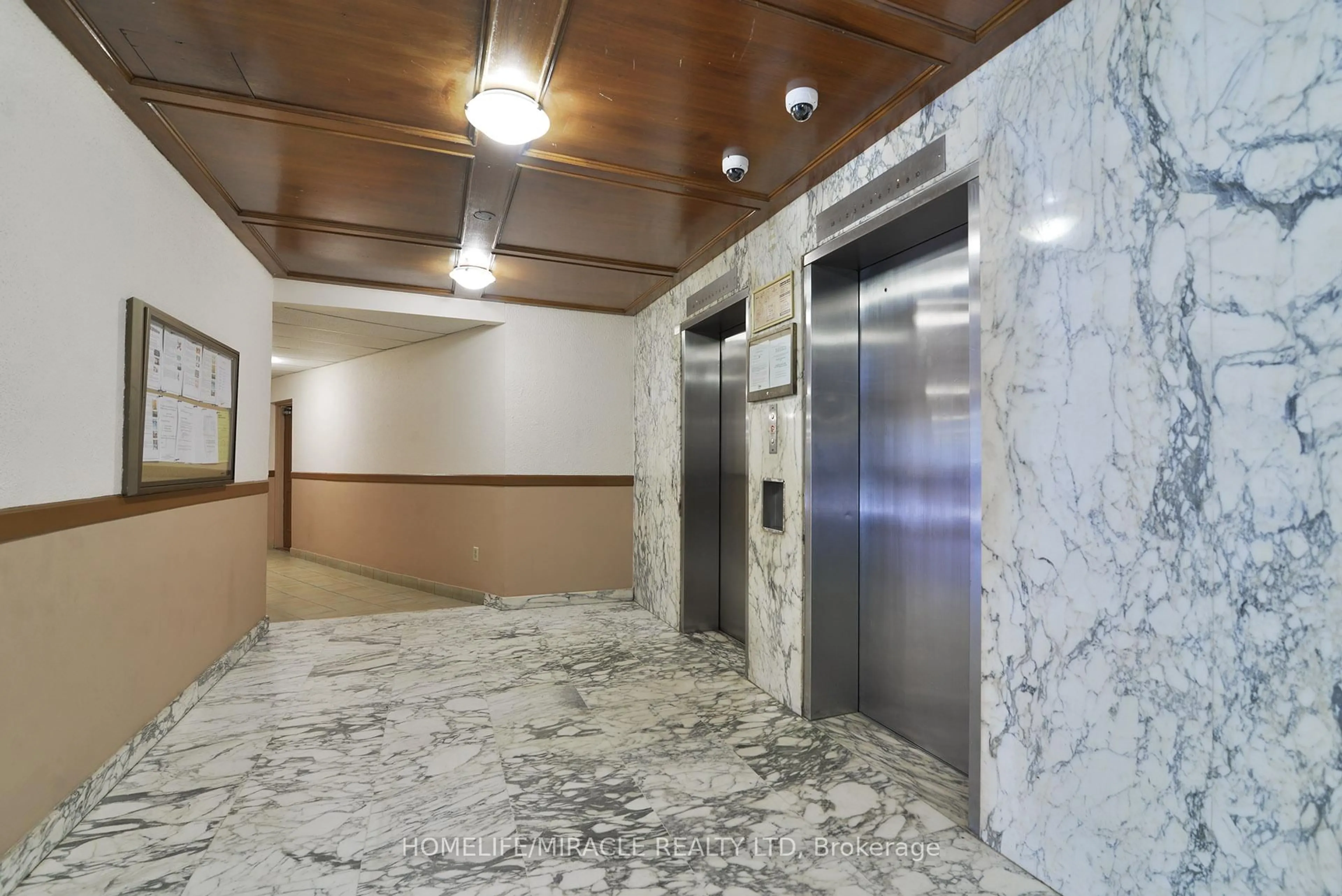Indoor foyer for 3577 Derry Rd #702, Mississauga Ontario L4T 1B3