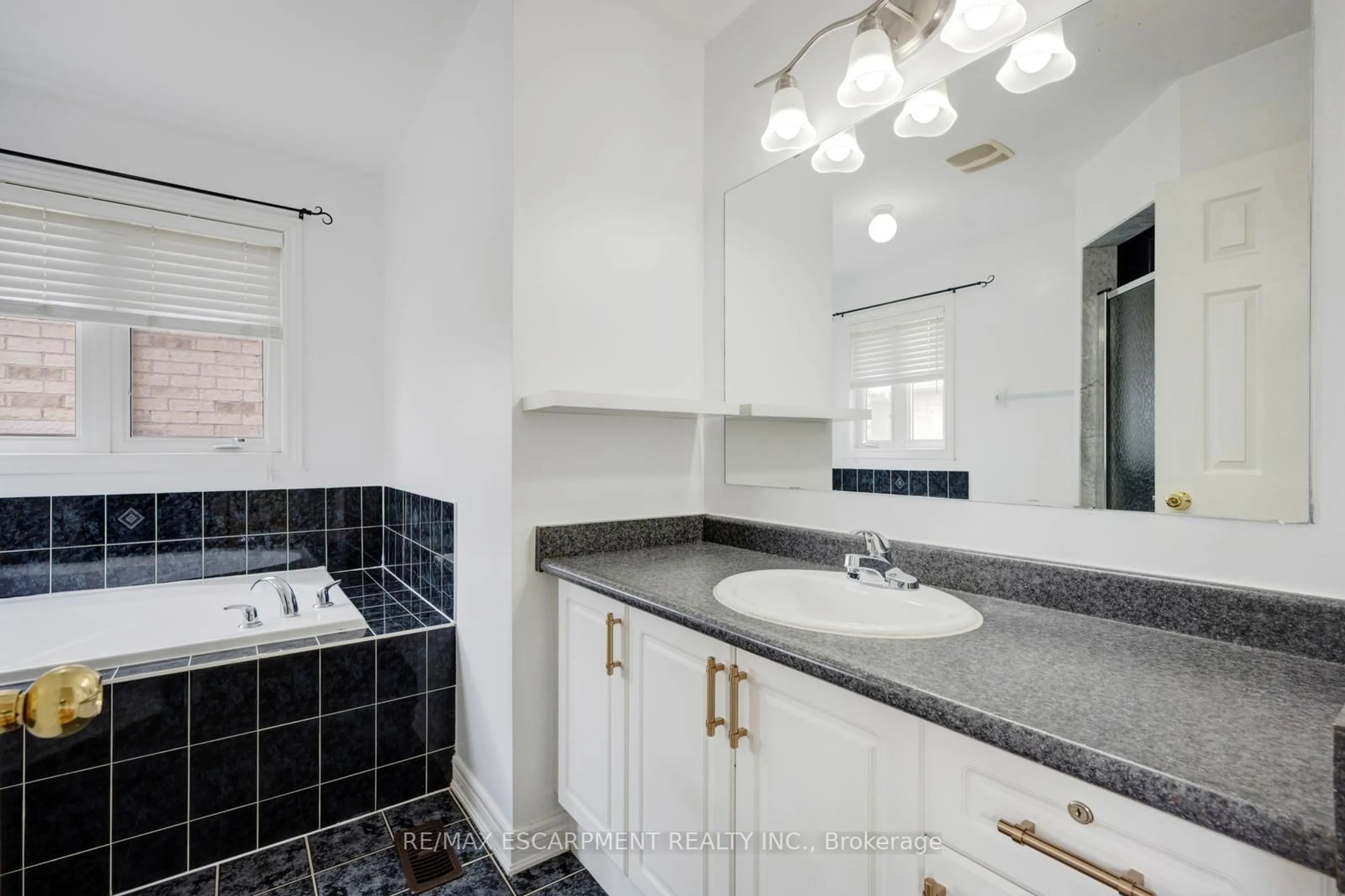 Standard bathroom, ceramic/tile floor for 27 Putnam Dr, Brampton Ontario L7A 3S9