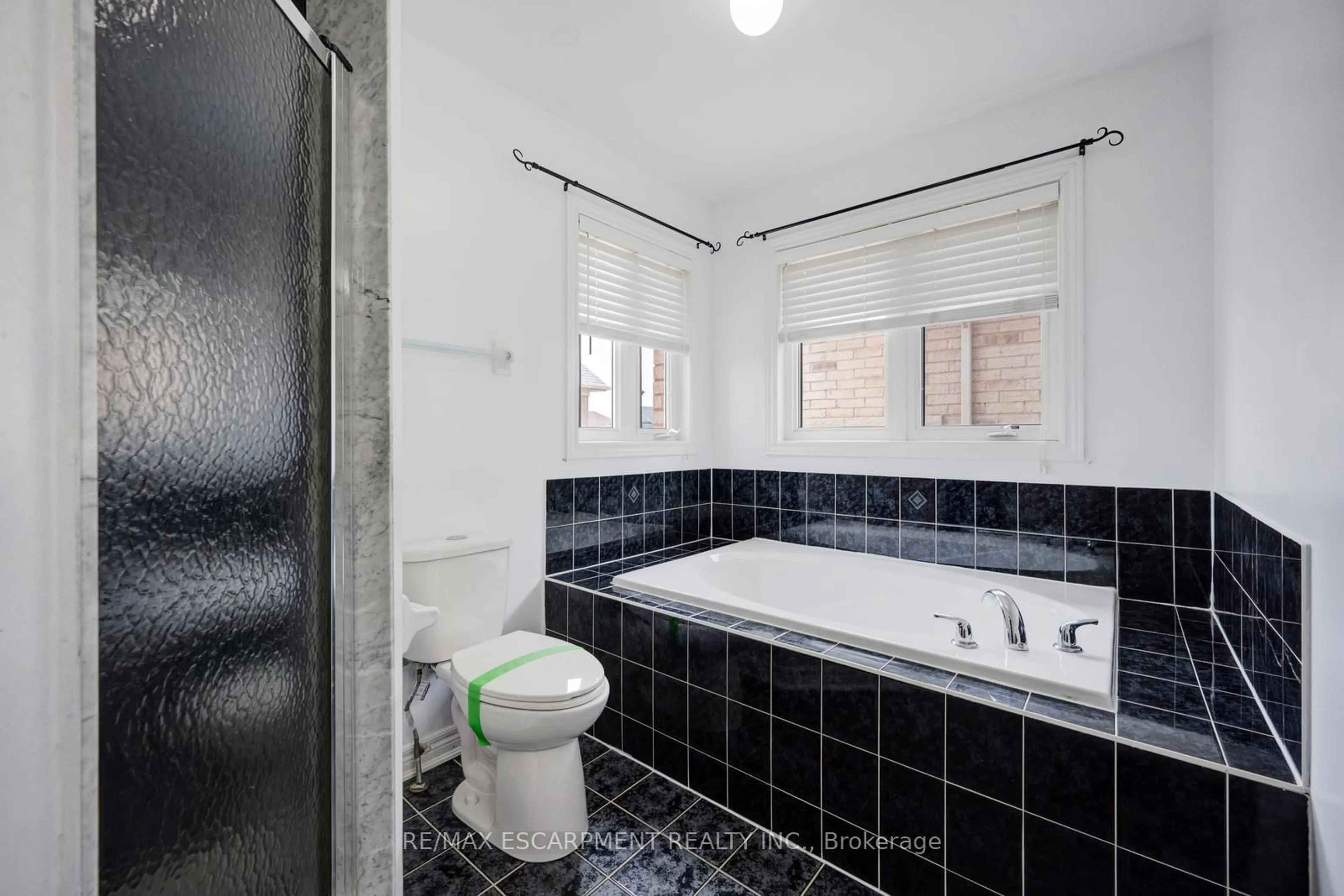 Standard bathroom, ceramic/tile floor for 27 Putnam Dr, Brampton Ontario L7A 3S9