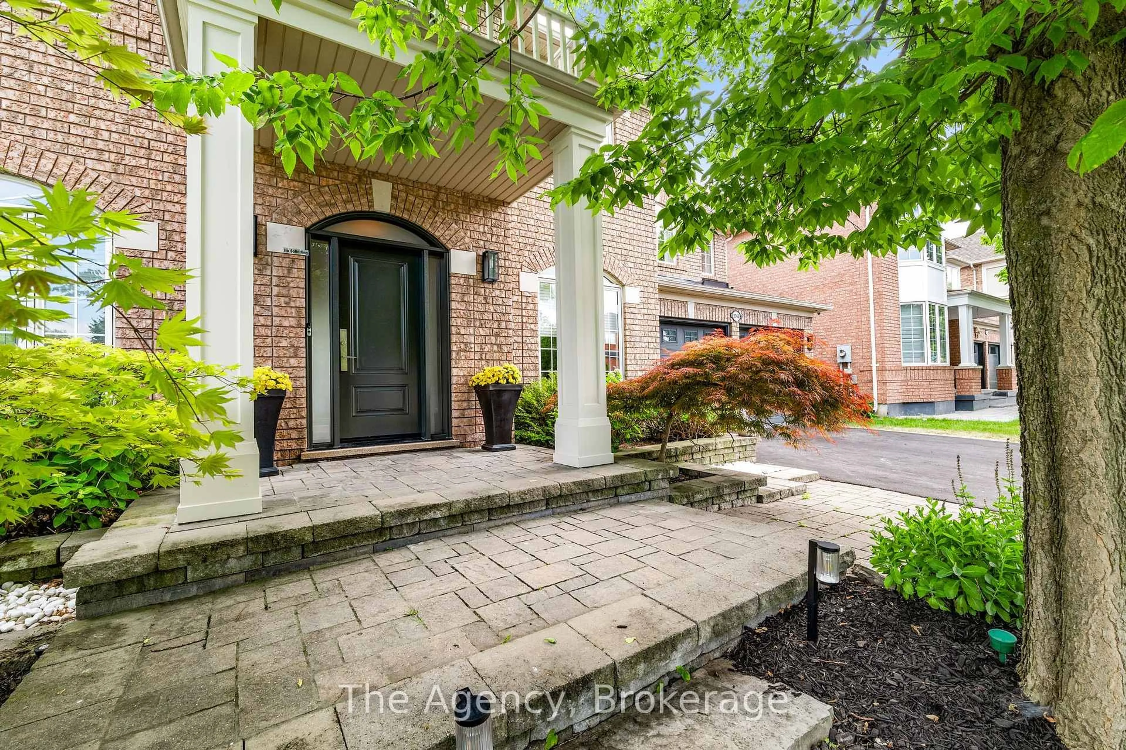 Indoor entryway for 2366 Valleyridge Dr, Oakville Ontario L6M 5C3