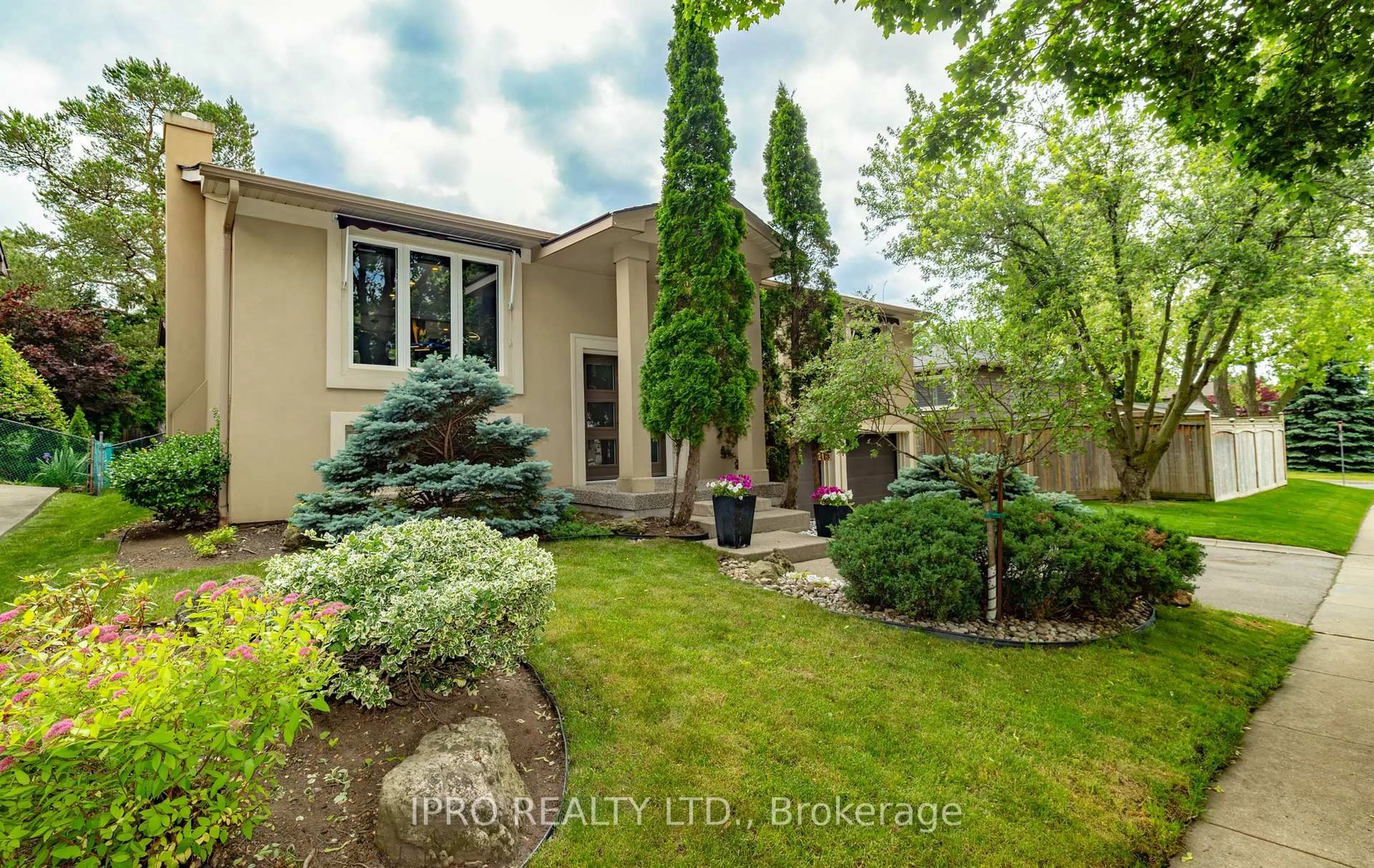 A pic from outside/outdoor area/front of a property/back of a property/a pic from drone, street for 2183 Sandringham Dr, Burlington Ontario L7P 3E7