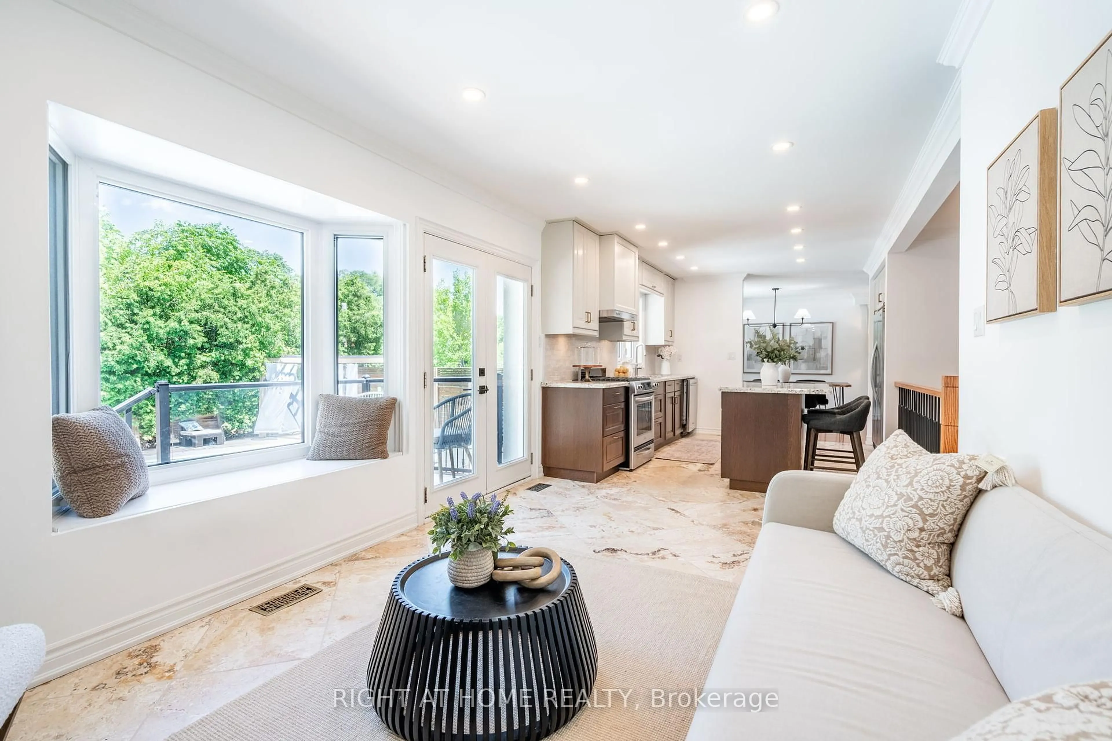 Open concept kitchen, ceramic/tile floor for 1371 Strathy Ave, Mississauga Ontario L5E 2L3