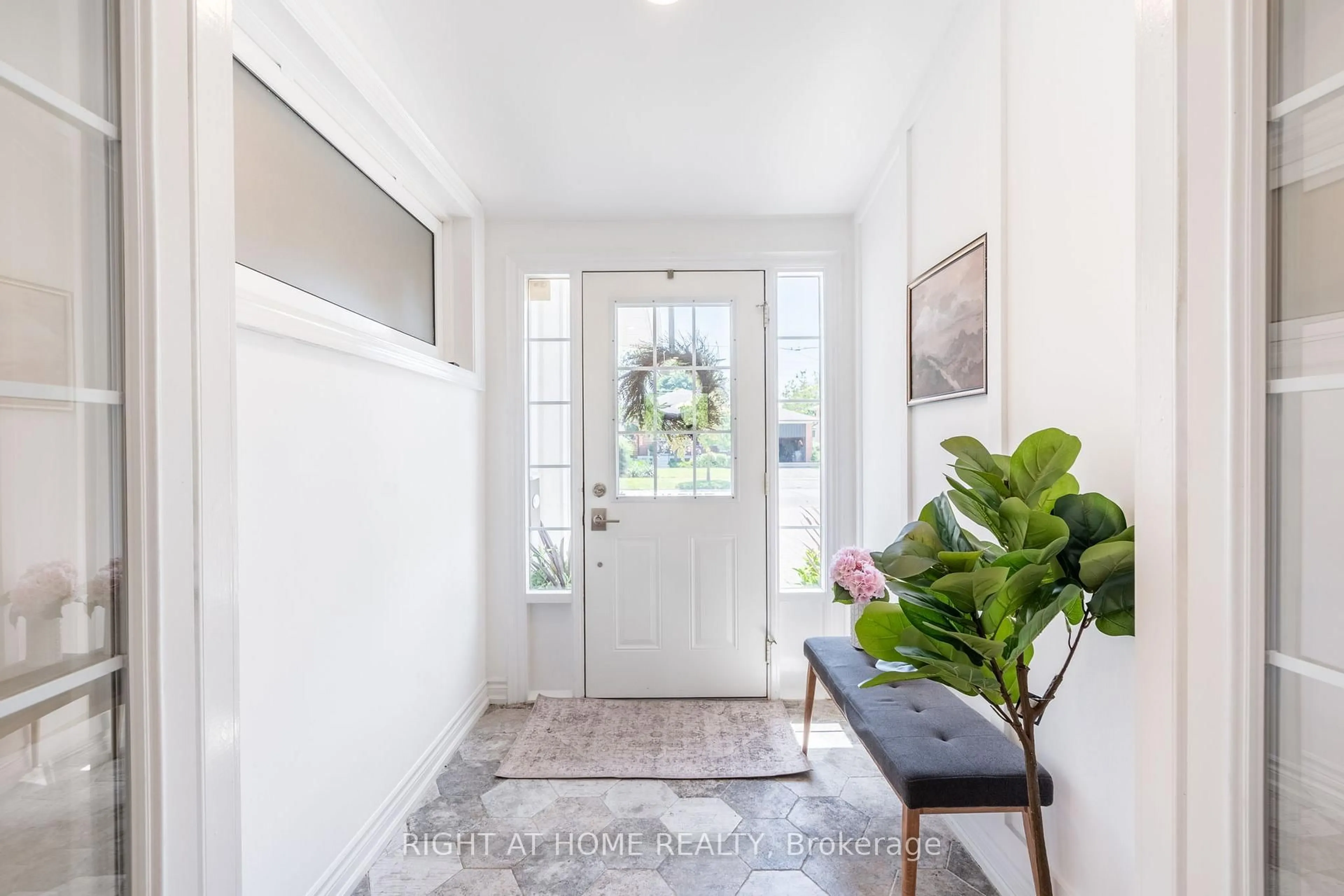 Indoor entryway for 1371 Strathy Ave, Mississauga Ontario L5E 2L3