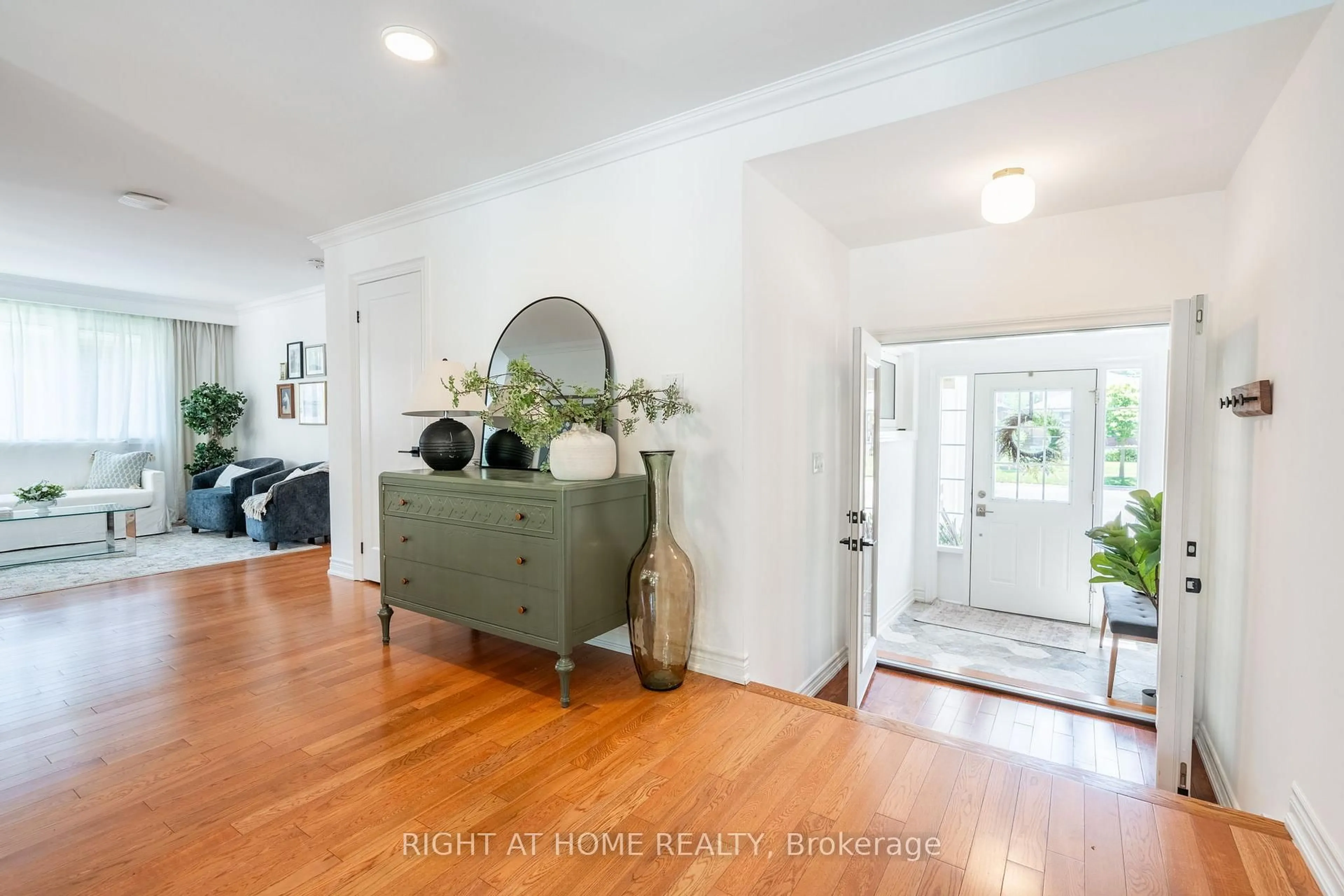 Indoor entryway for 1371 Strathy Ave, Mississauga Ontario L5E 2L3