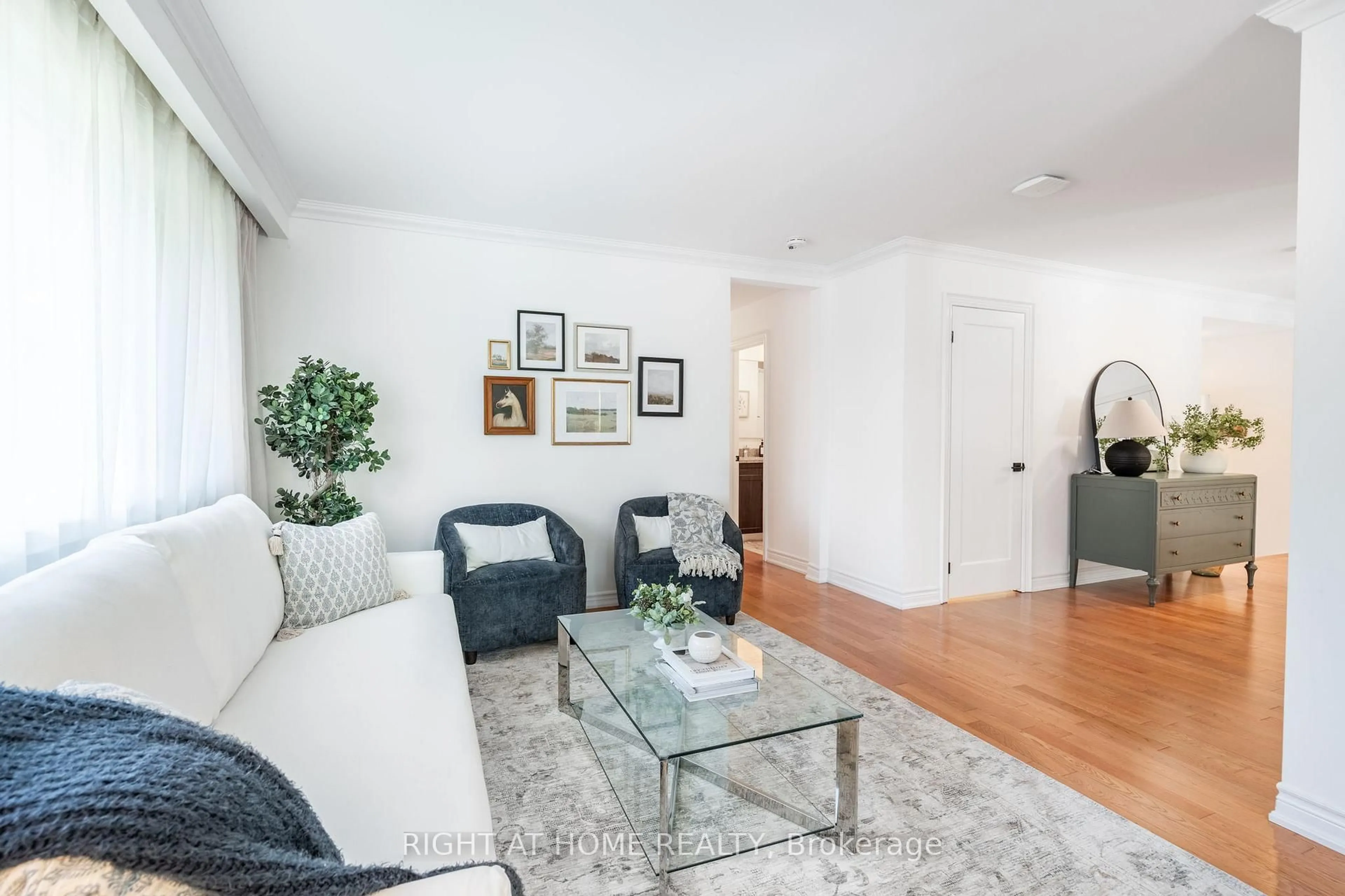 Living room with furniture, unknown for 1371 Strathy Ave, Mississauga Ontario L5E 2L3