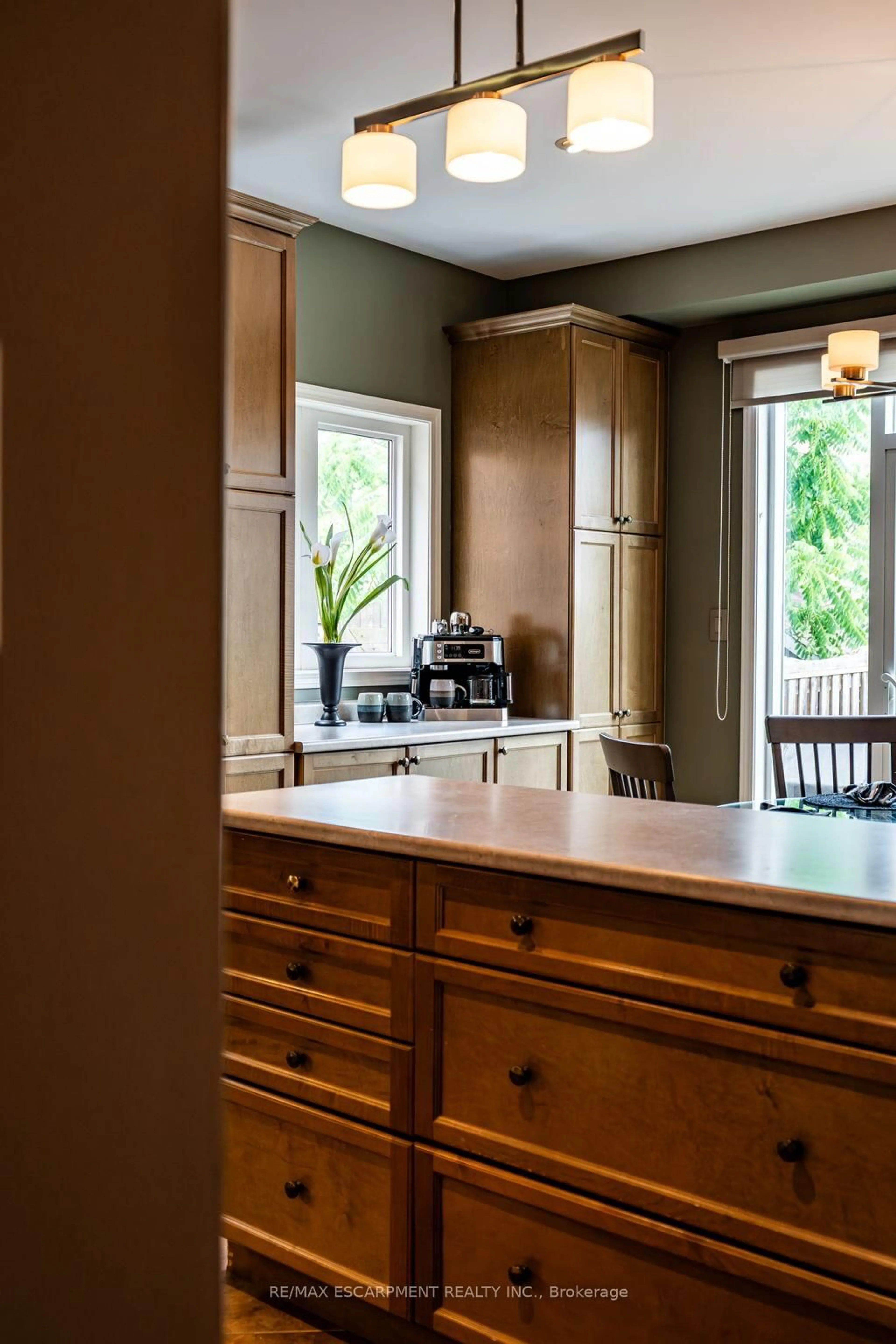 Open concept kitchen, unknown for 4670 Huffman Rd, Burlington Ontario L7M 0G5