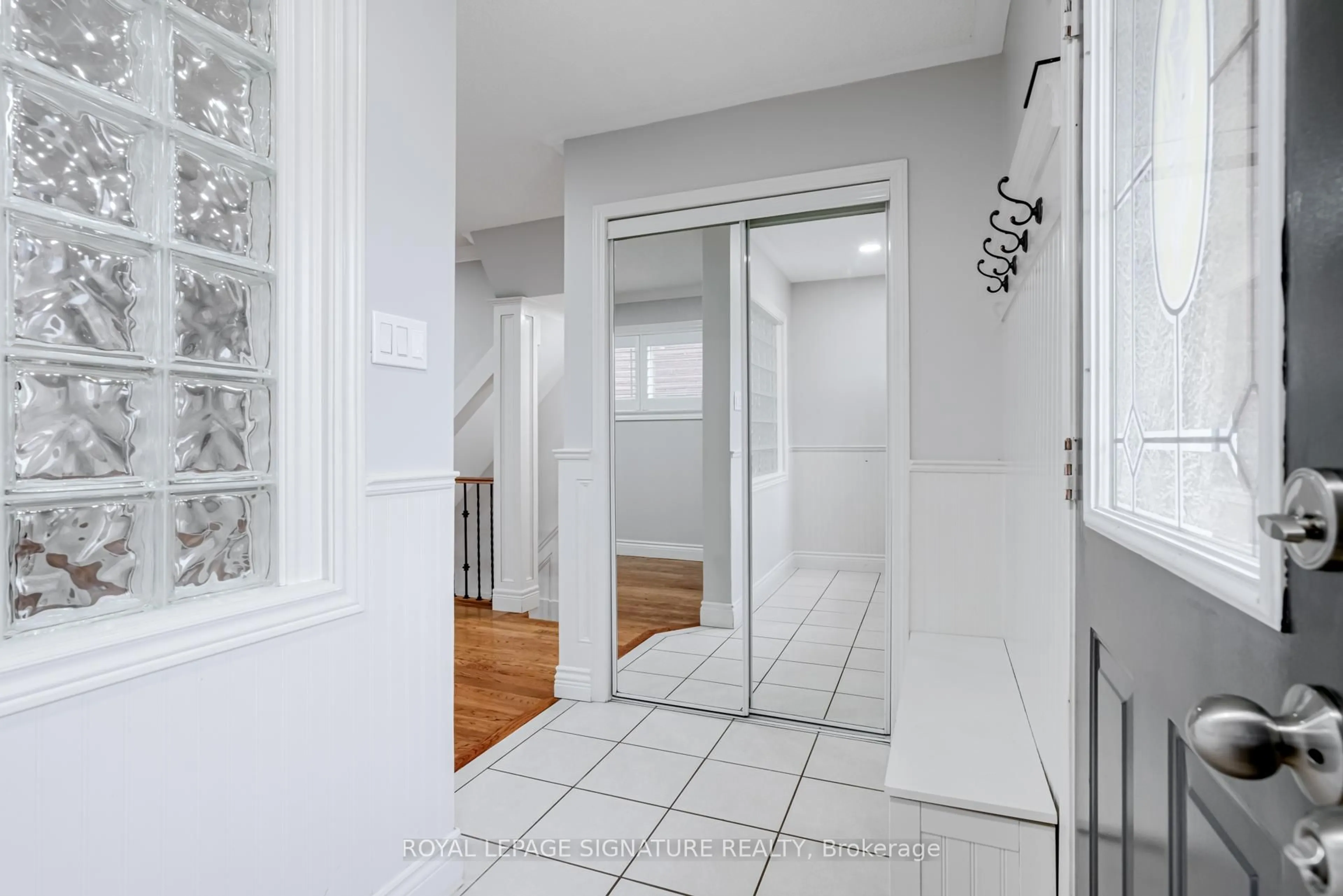 Indoor entryway for 3929 Milkwood Cres, Mississauga Ontario L5N 8H2