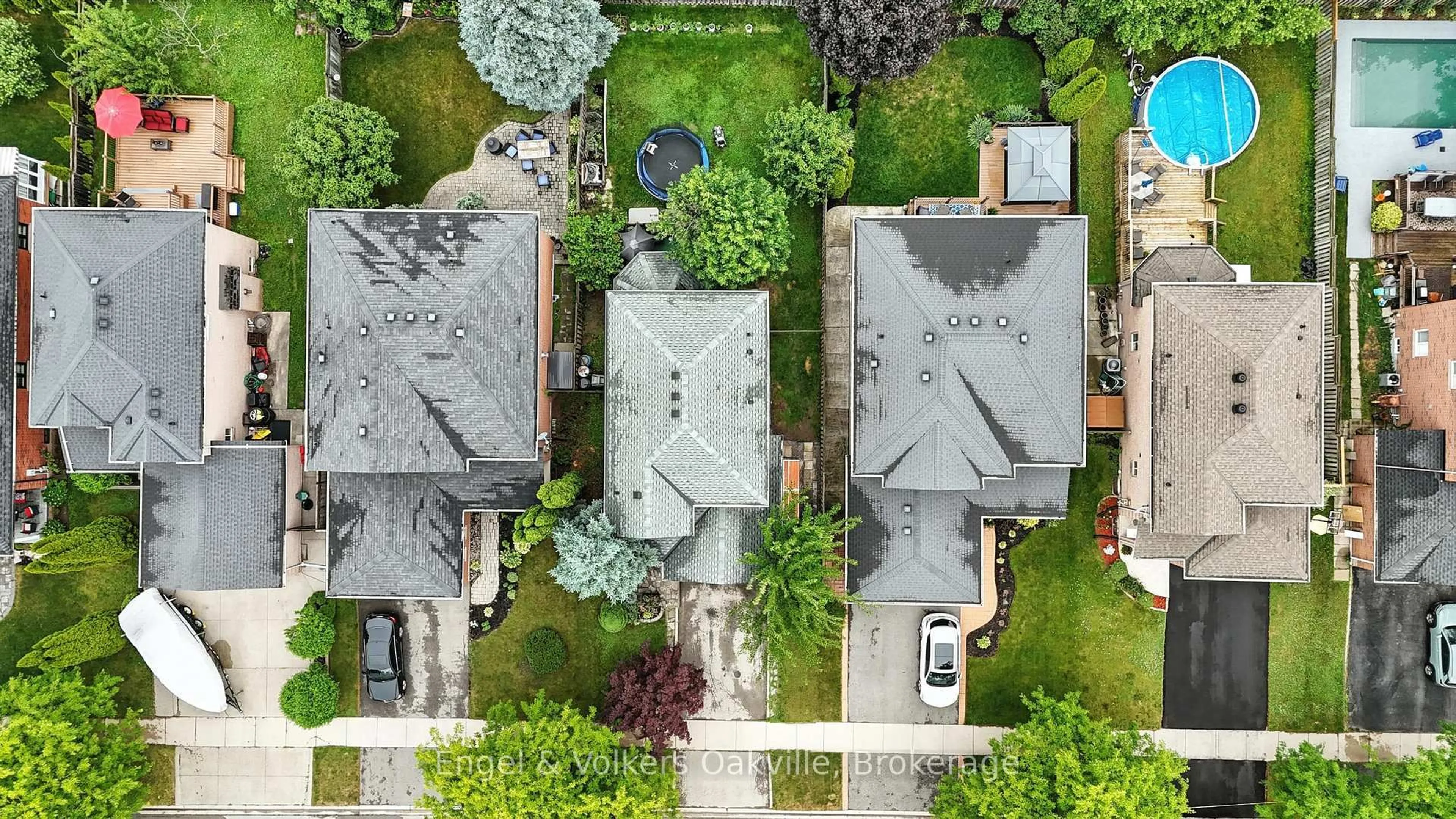 A pic from outside/outdoor area/front of a property/back of a property/a pic from drone, street for 569 Phoebe Cres, Burlington Ontario L7L 6H7