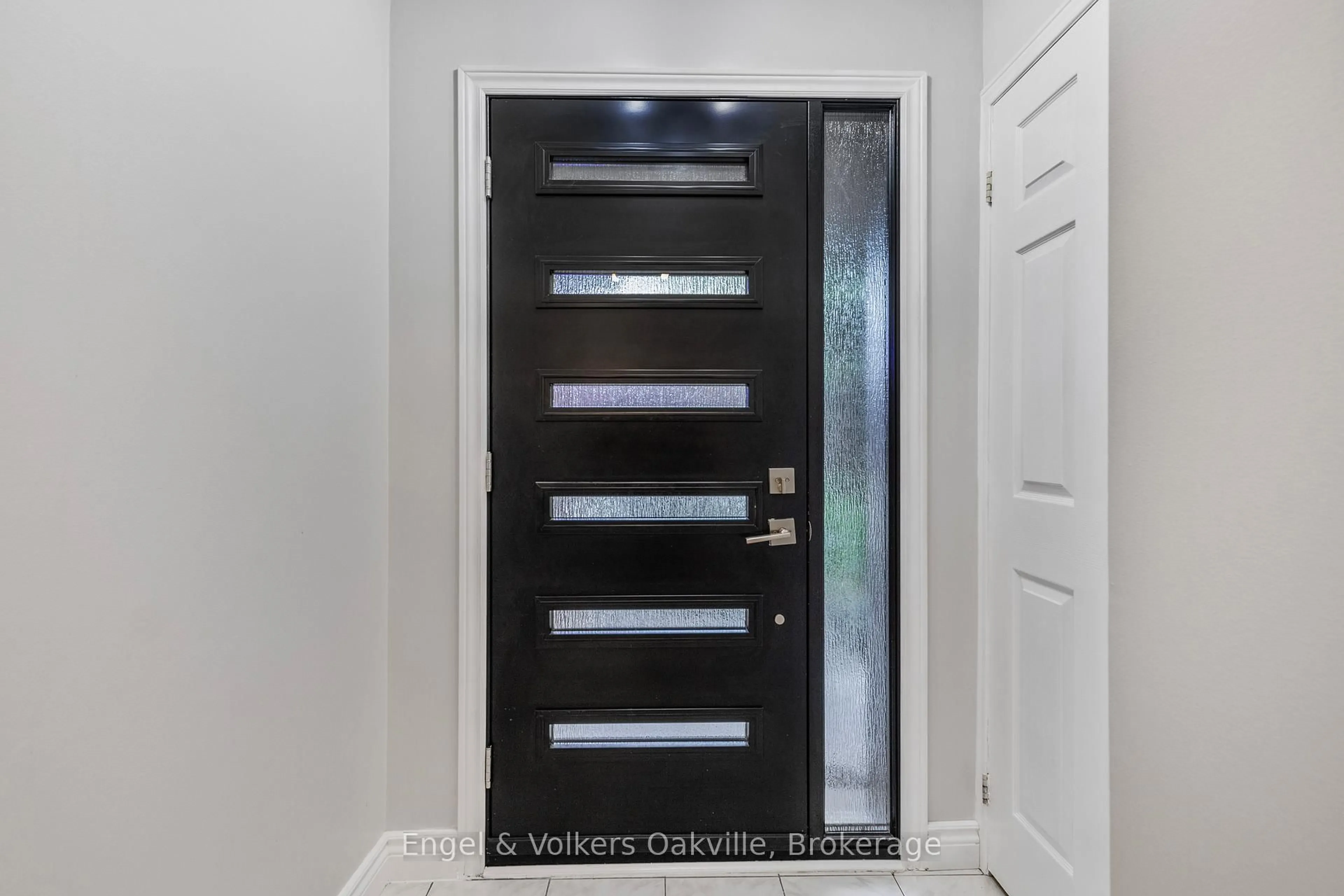 Indoor entryway for 569 Phoebe Cres, Burlington Ontario L7L 6H7