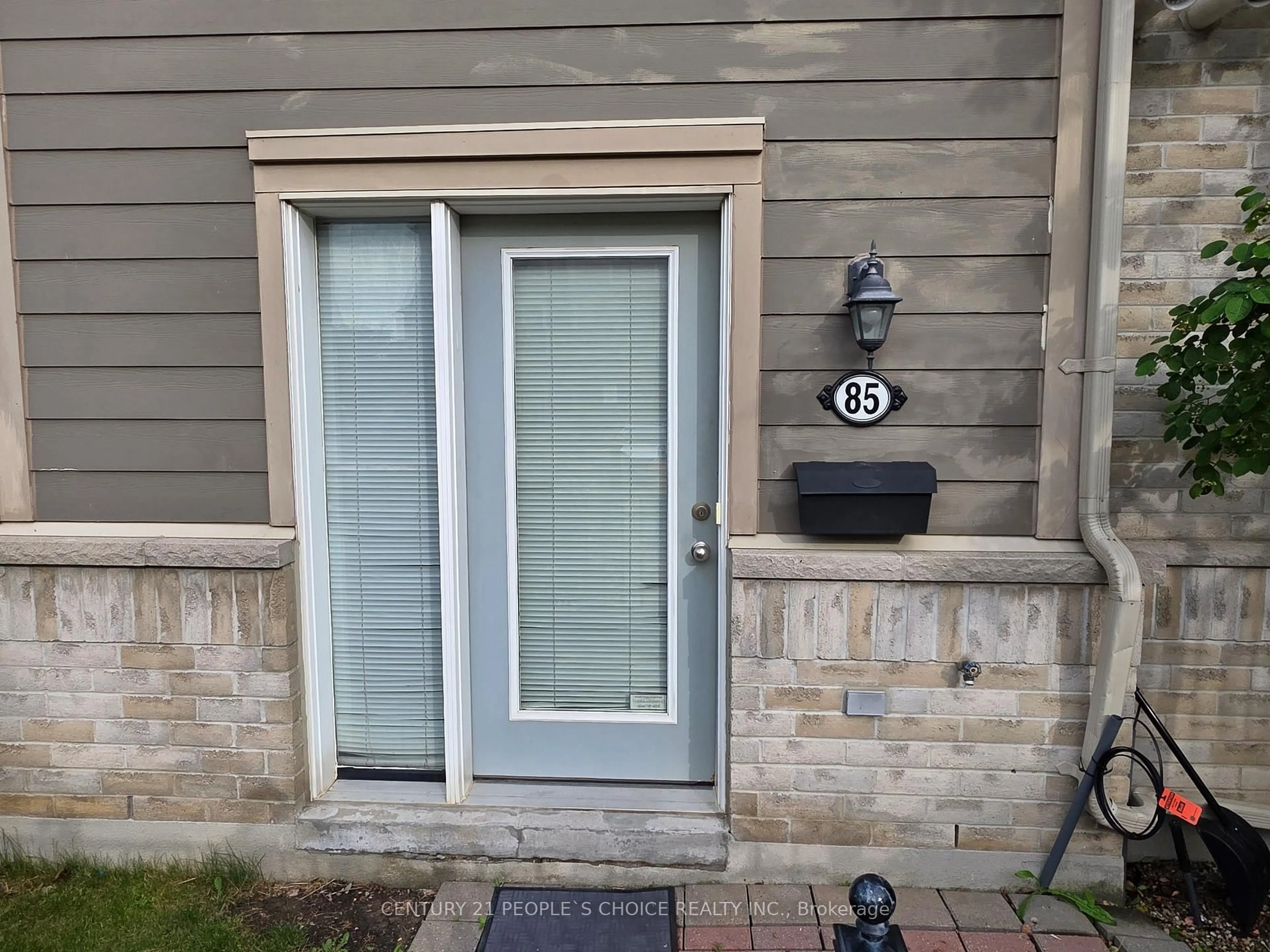 Indoor entryway for 60 Fairwood Circ #85, Brampton Ontario L6R 0Y6