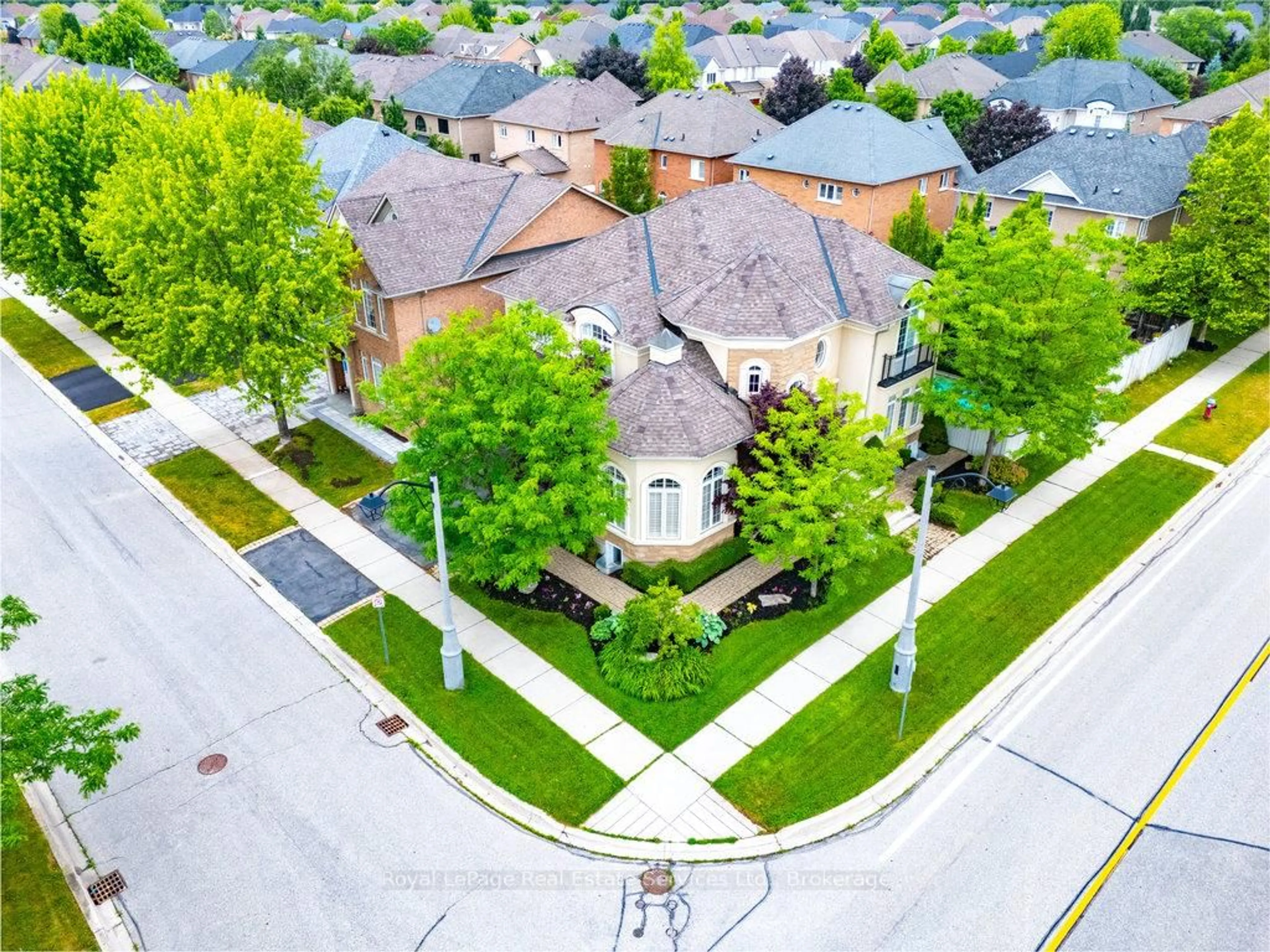 A pic from outside/outdoor area/front of a property/back of a property/a pic from drone, street for 170 Nautical Blvd, Oakville Ontario L6L 6V6