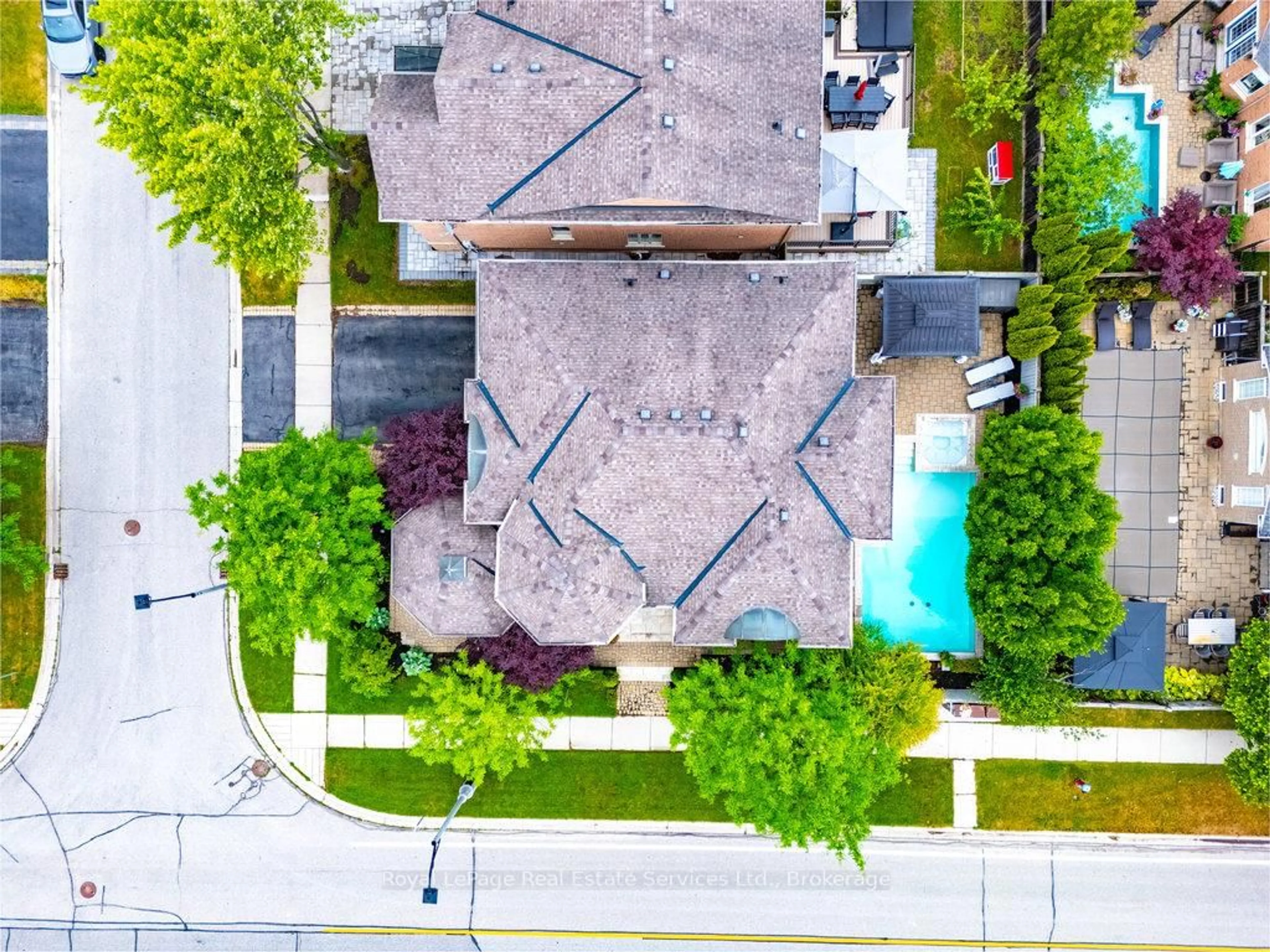 A pic from outside/outdoor area/front of a property/back of a property/a pic from drone, street for 170 Nautical Blvd, Oakville Ontario L6L 6V6