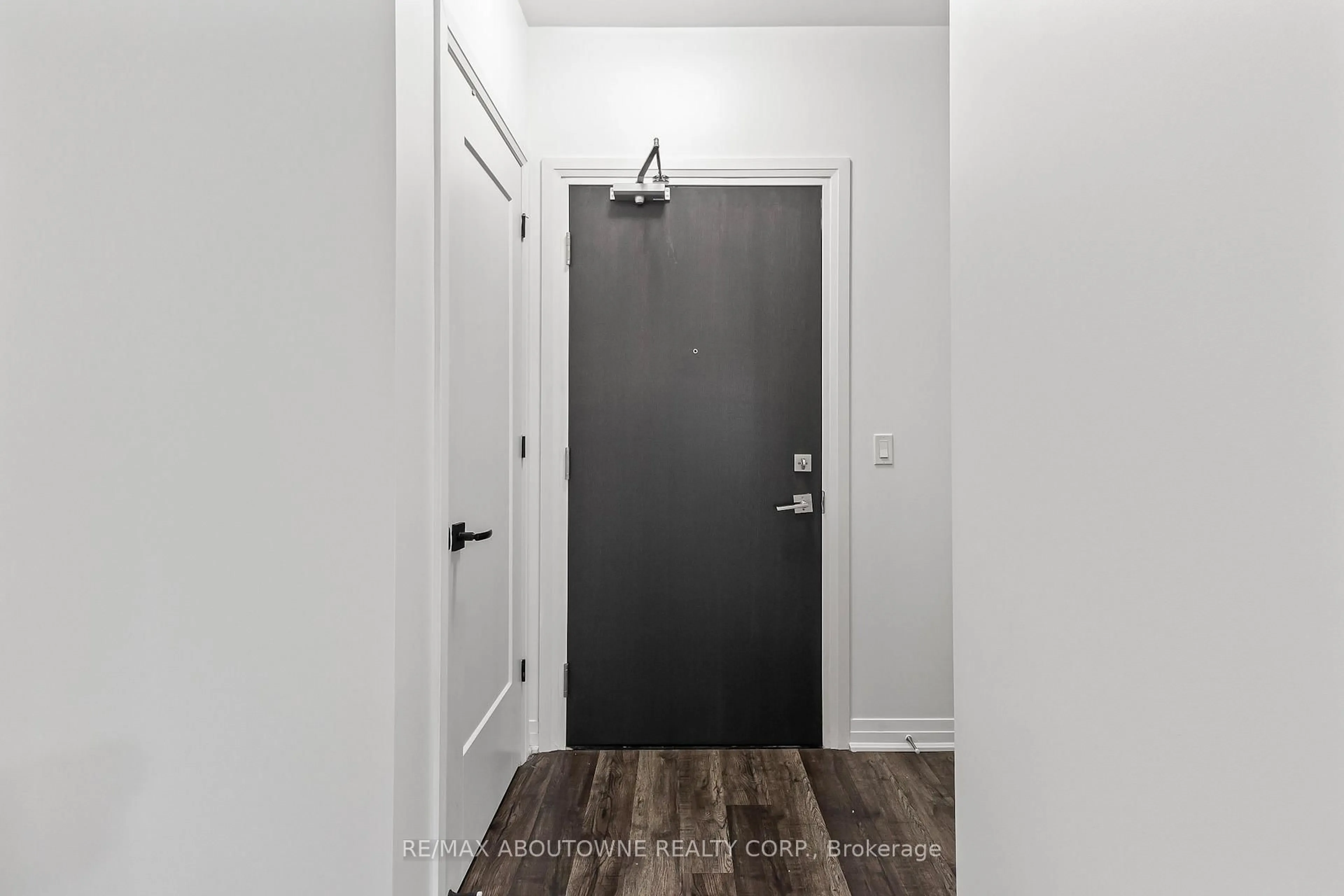 Indoor entryway for 102 Grovewood Common #121, Oakville Ontario L6H 0X2