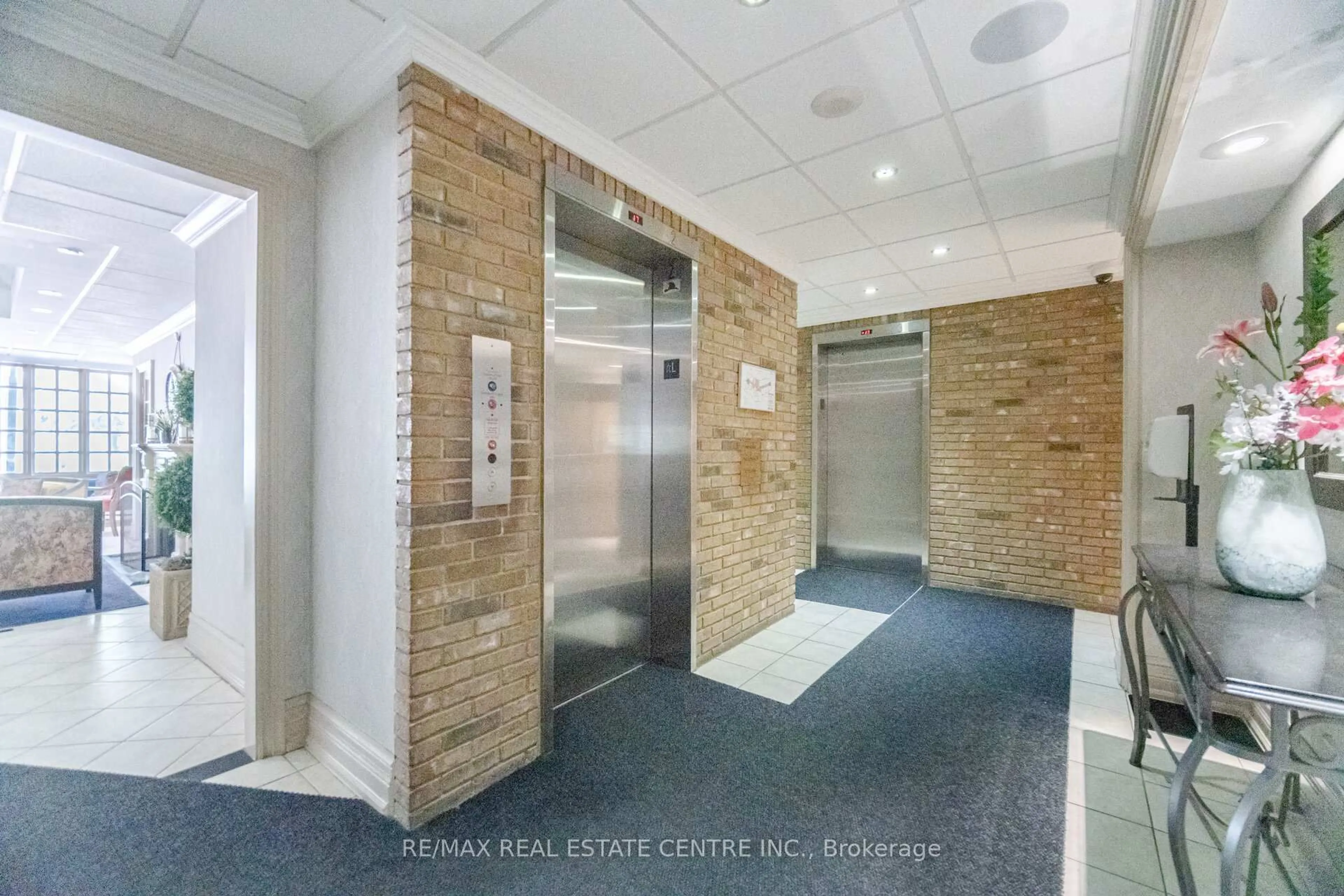 Indoor foyer for 1360 Rathburn Rd #705, Mississauga Ontario L4W 4H4