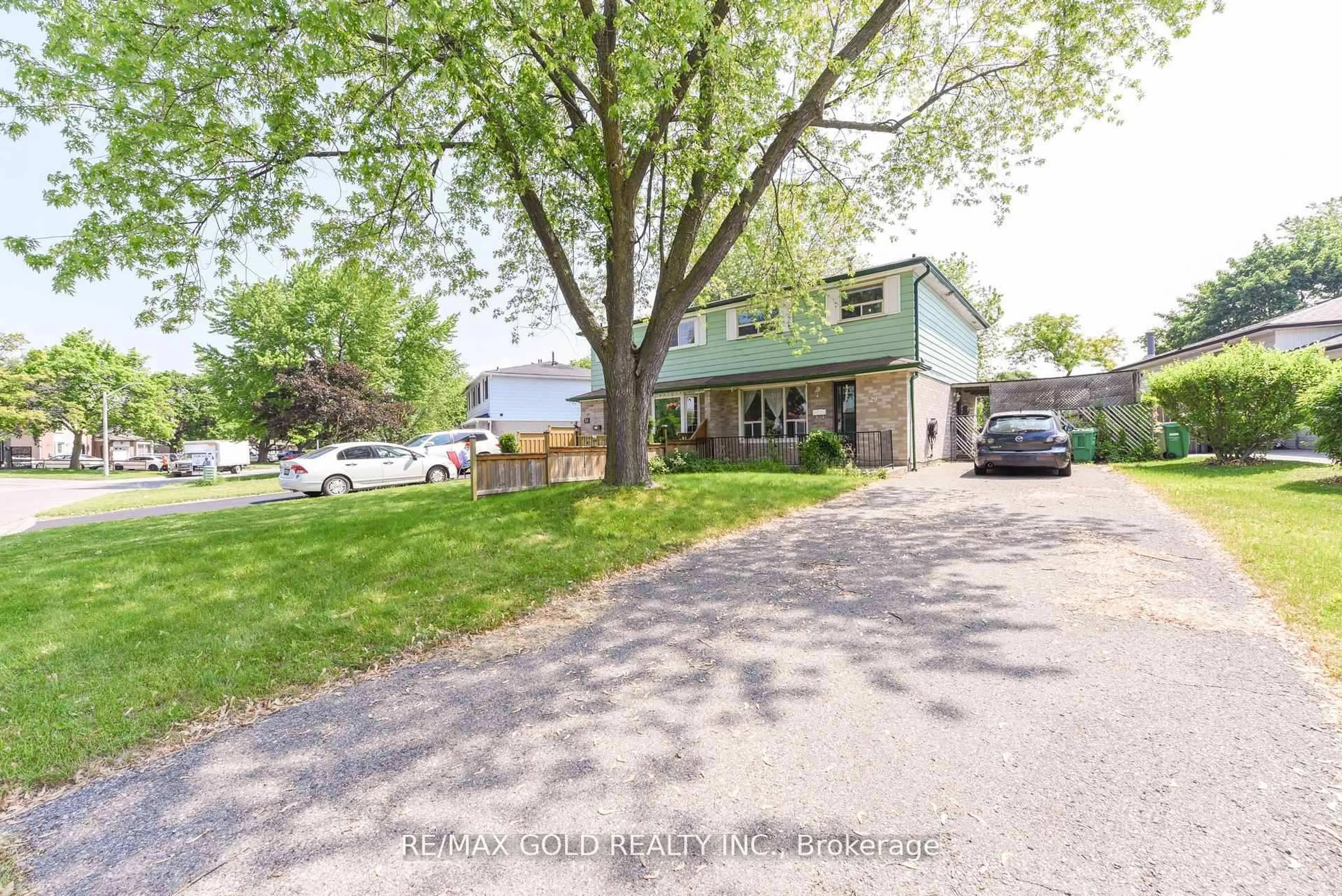 A pic from outside/outdoor area/front of a property/back of a property/a pic from drone, street for 29 Glenmore Cres, Brampton Ontario L6S 1H9