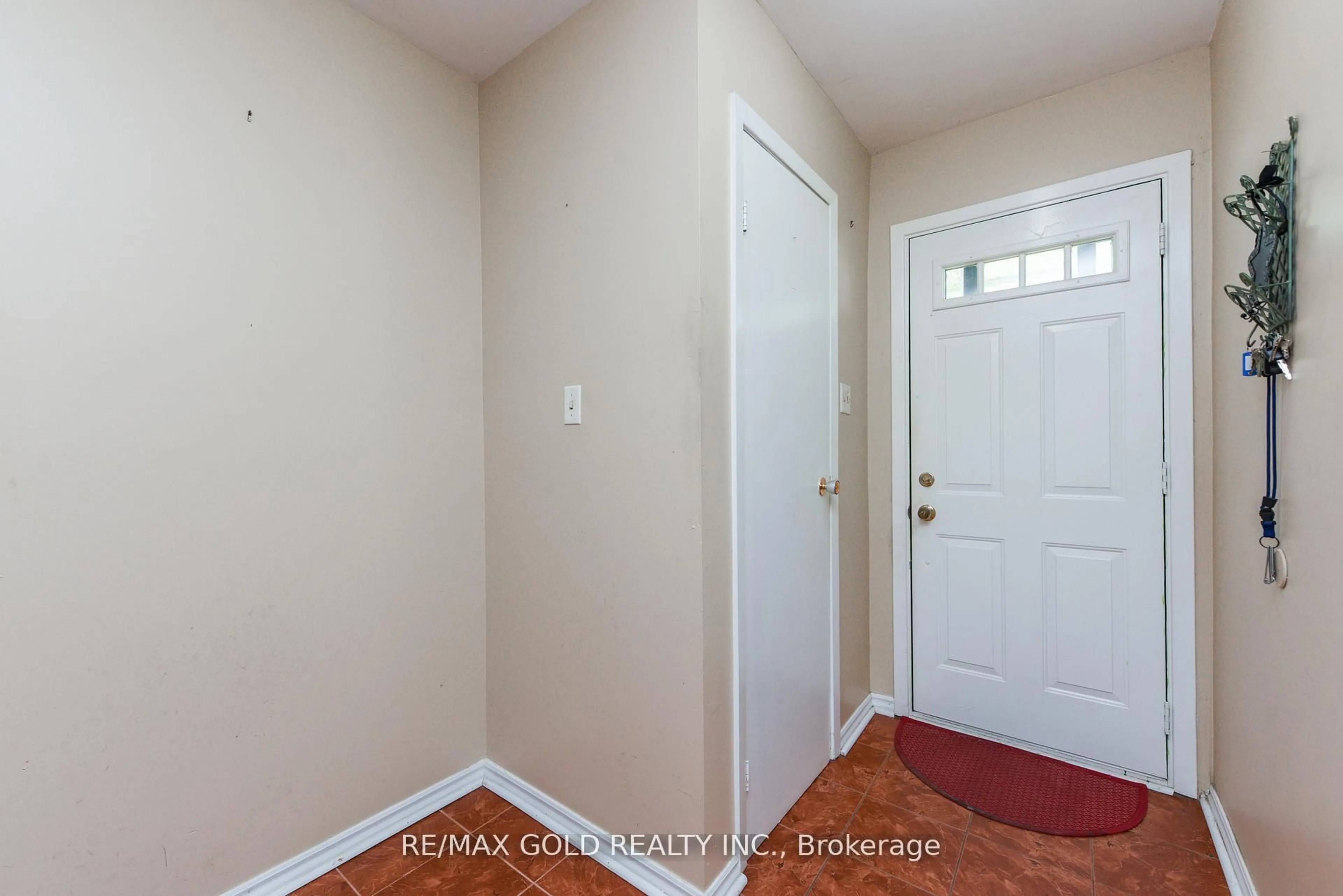 Indoor entryway for 29 Glenmore Cres, Brampton Ontario L6S 1H9