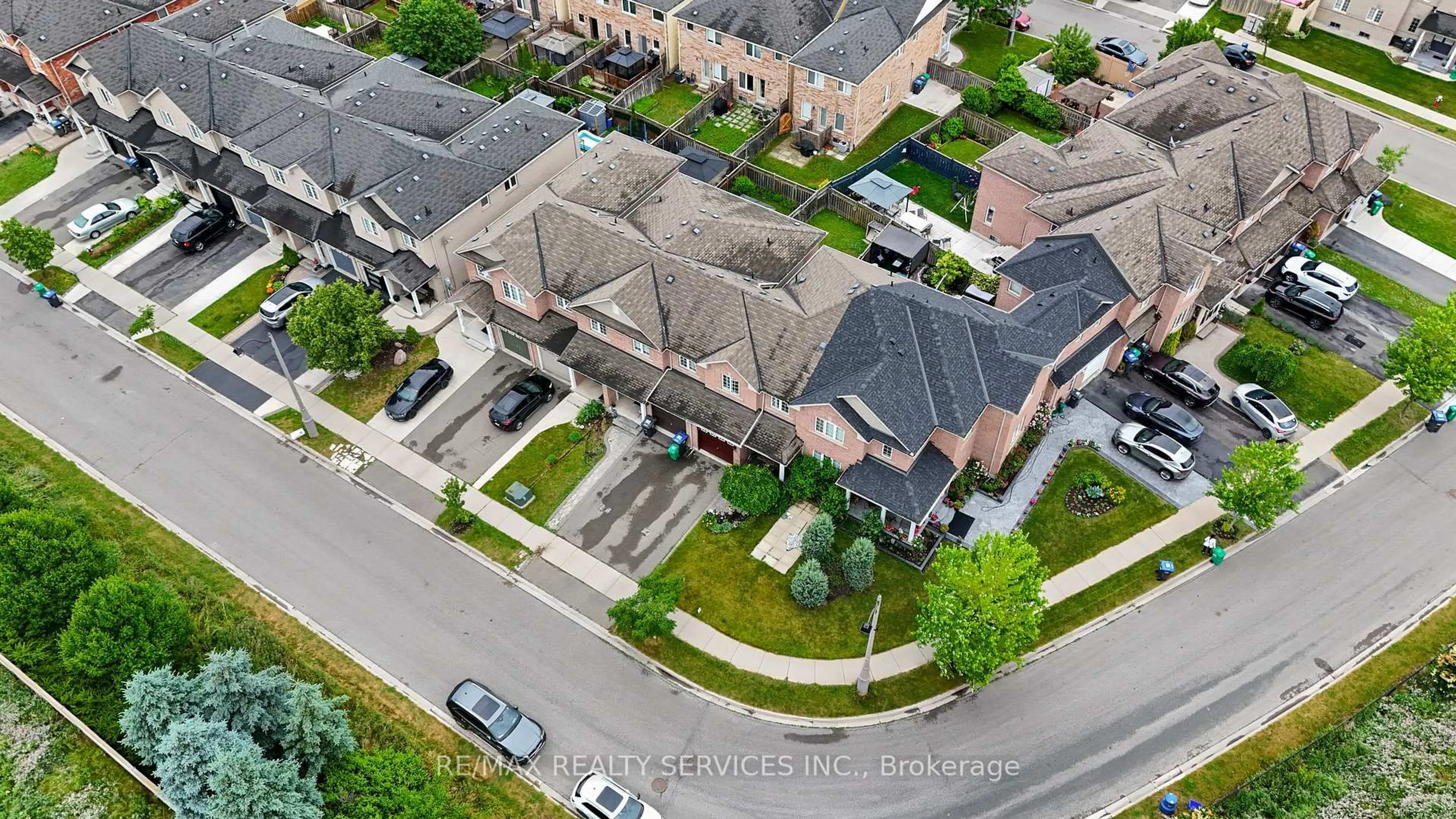 A pic from outside/outdoor area/front of a property/back of a property/a pic from drone, street for 91 Crystal Glen Cres, Brampton Ontario L6X 0K8
